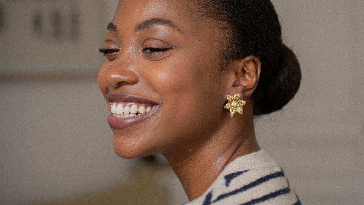 Quelles boucles d'oreilles porter avec des cheveux courts