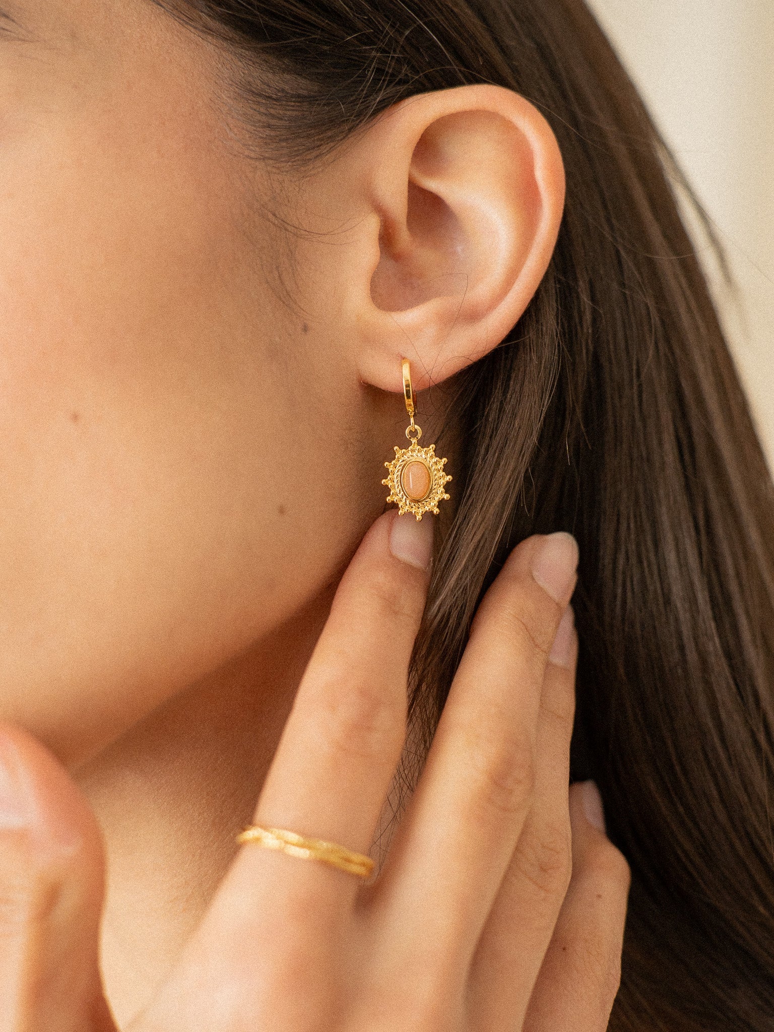 Quelles boucles d'oreilles choisir à 60 ans ?