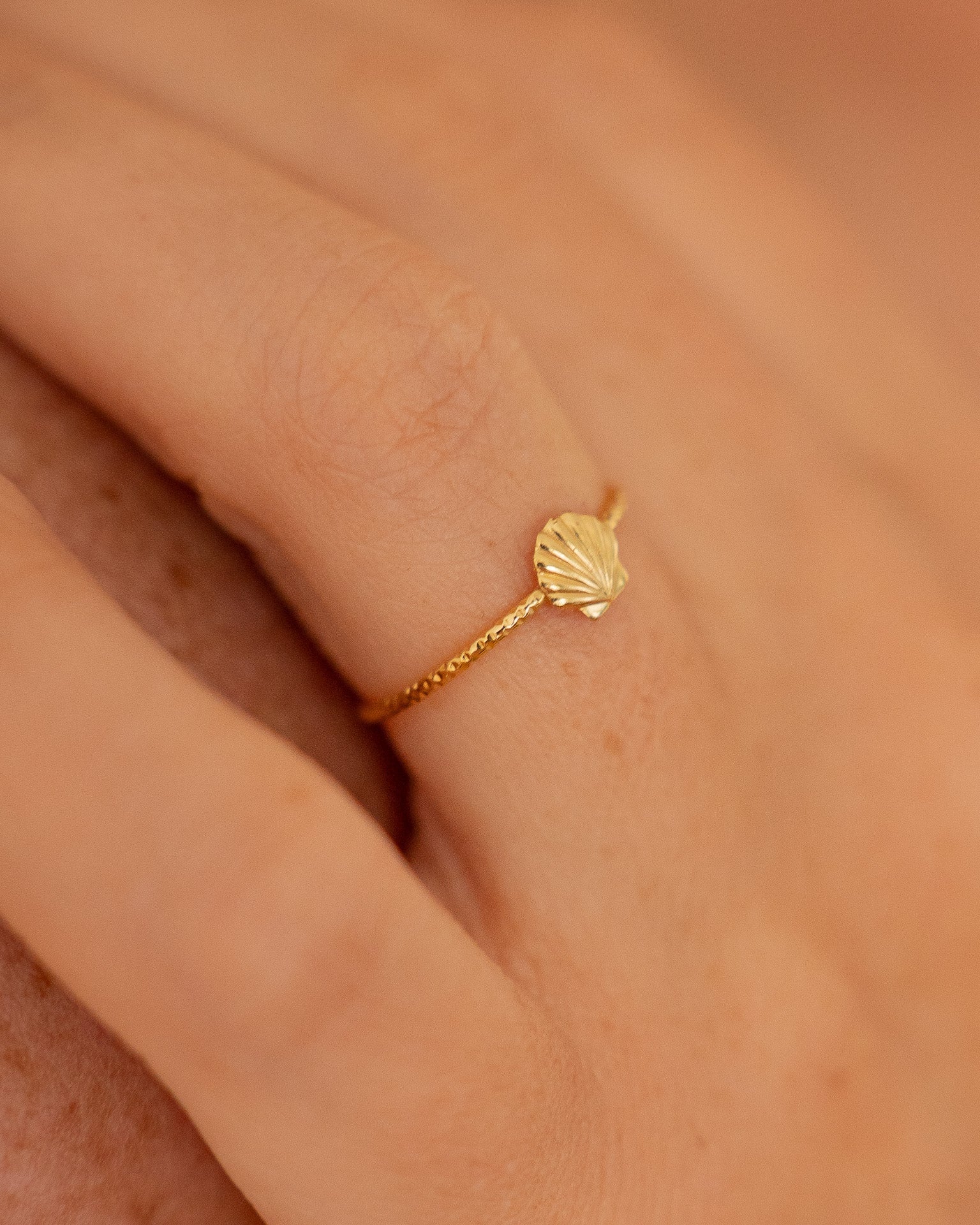 Bague pour femme plaqué or ajustable anneau texturé et mini coquillage