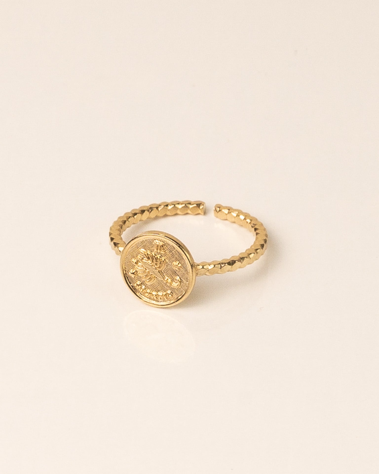 Bague pour femme plaqué or ajustable médaillon signe astrologique scorpion