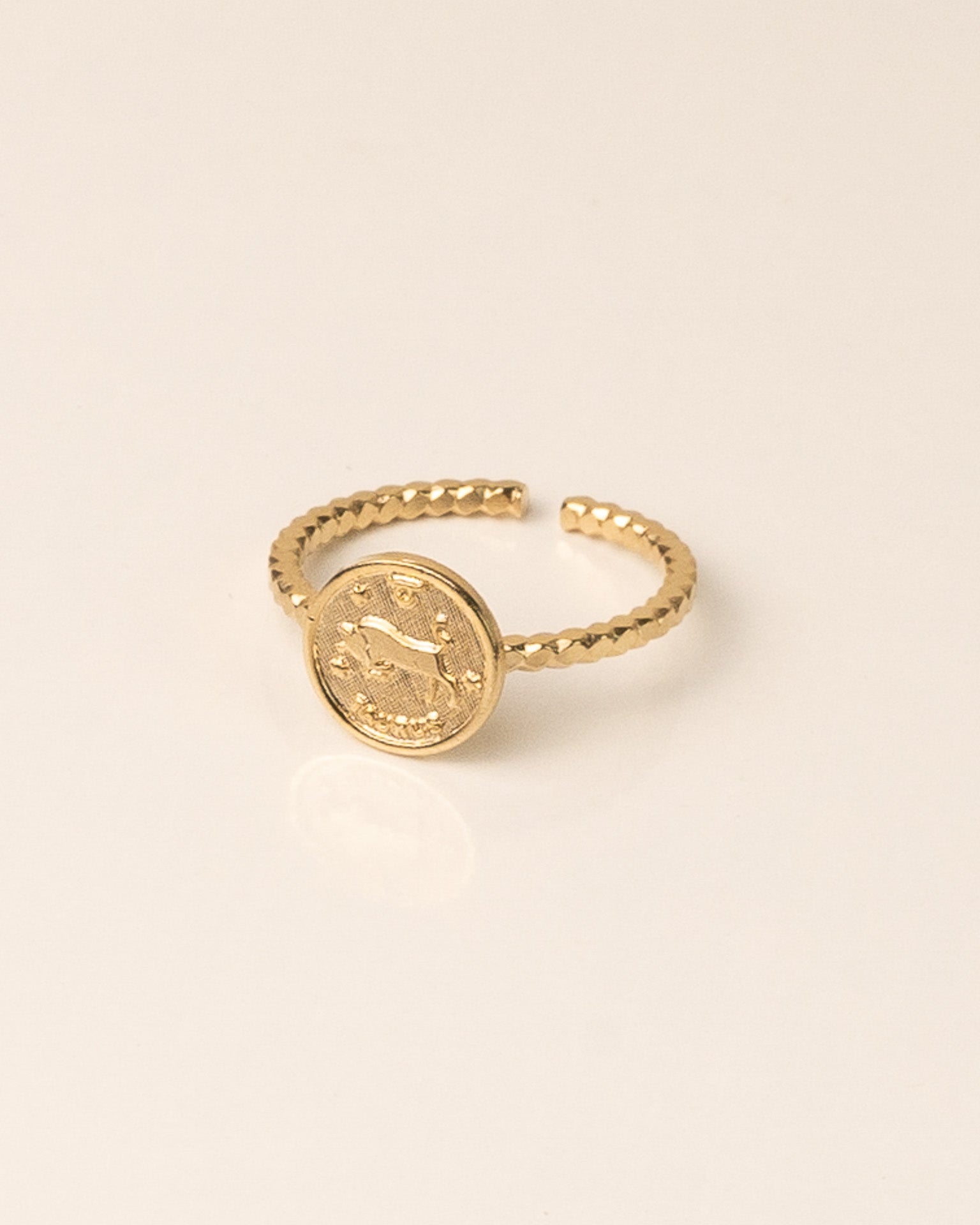 Bague pour femme plaqué or ajustable médaillon signe astrologique taureau