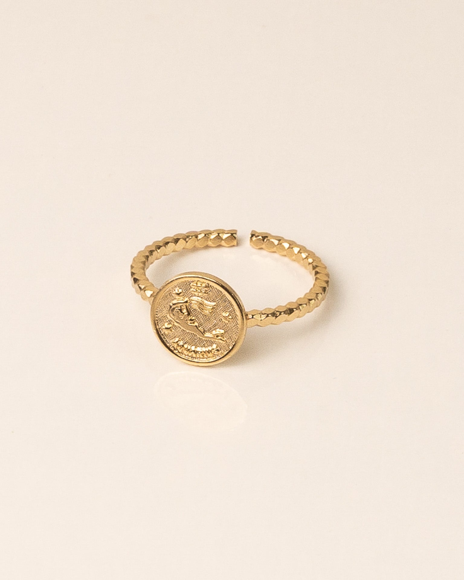 Bague pour femme plaqué or ajustable médaillon signe astrologique verseau