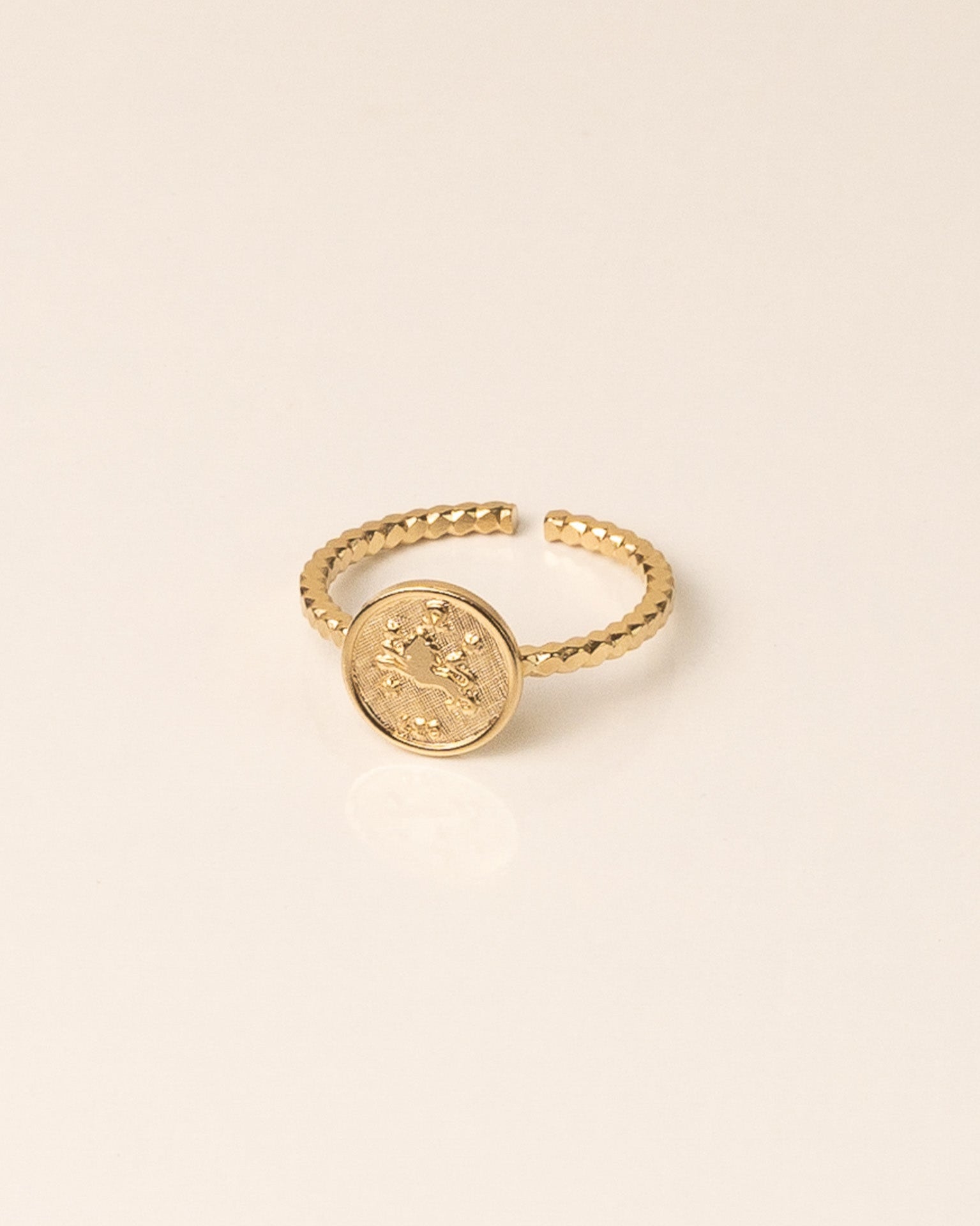 Bague pour femme plaqué or ajustable médaillon signe astrologique lion