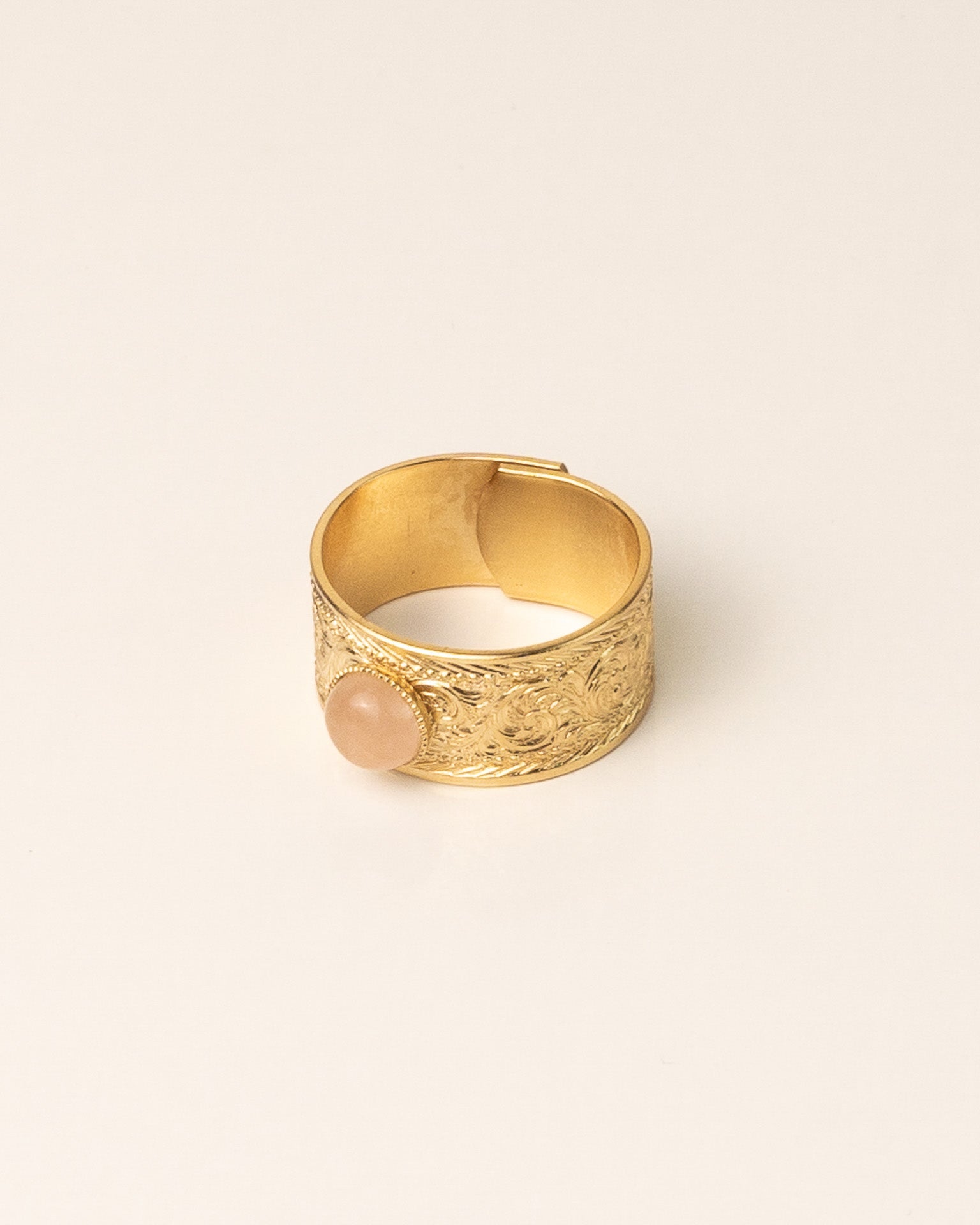 Bague large pour femme plaqué or ajustable travaillée et pierre naturelle quartz rose