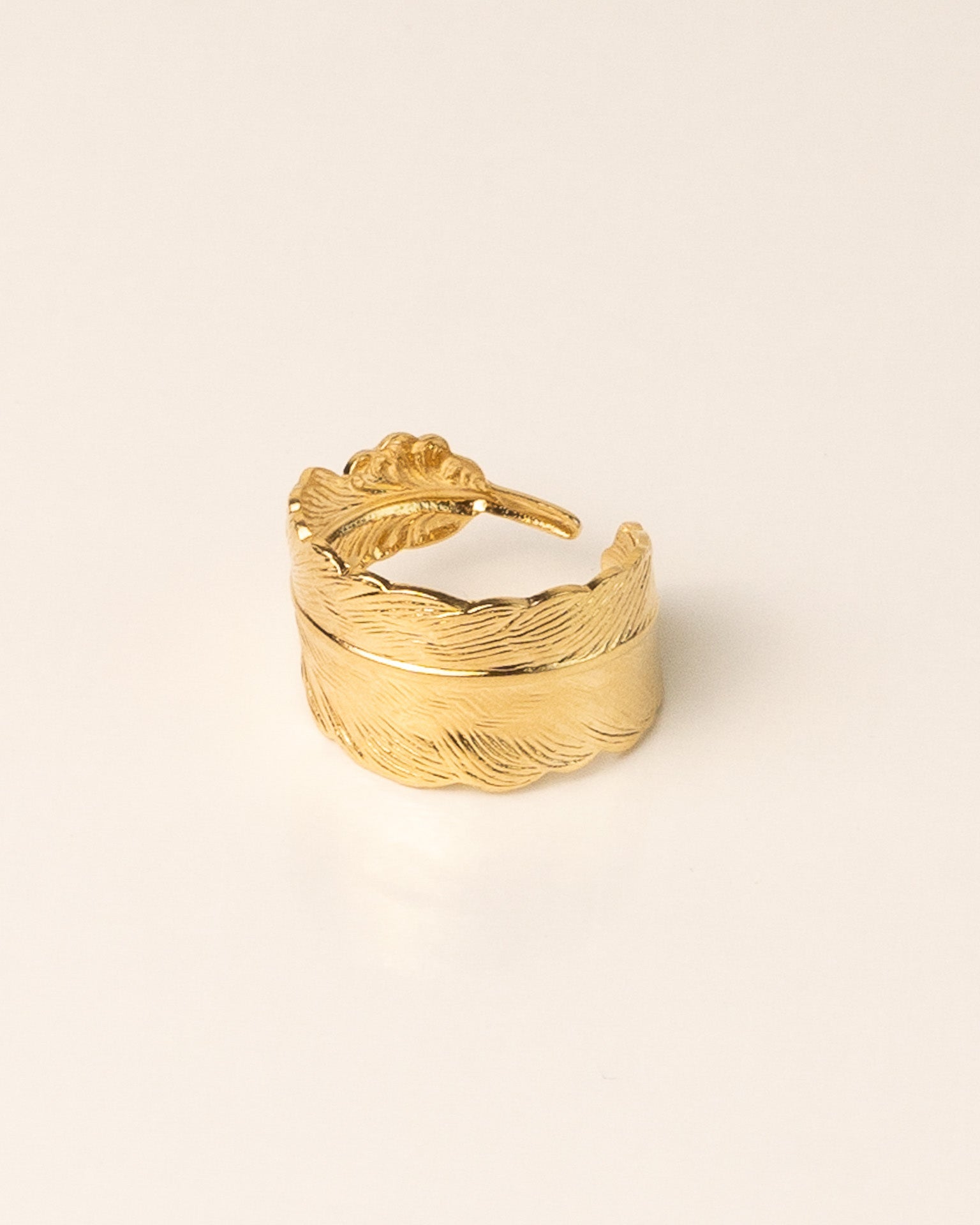 Bague large pour femme plaqué or ajustable en forme de plume