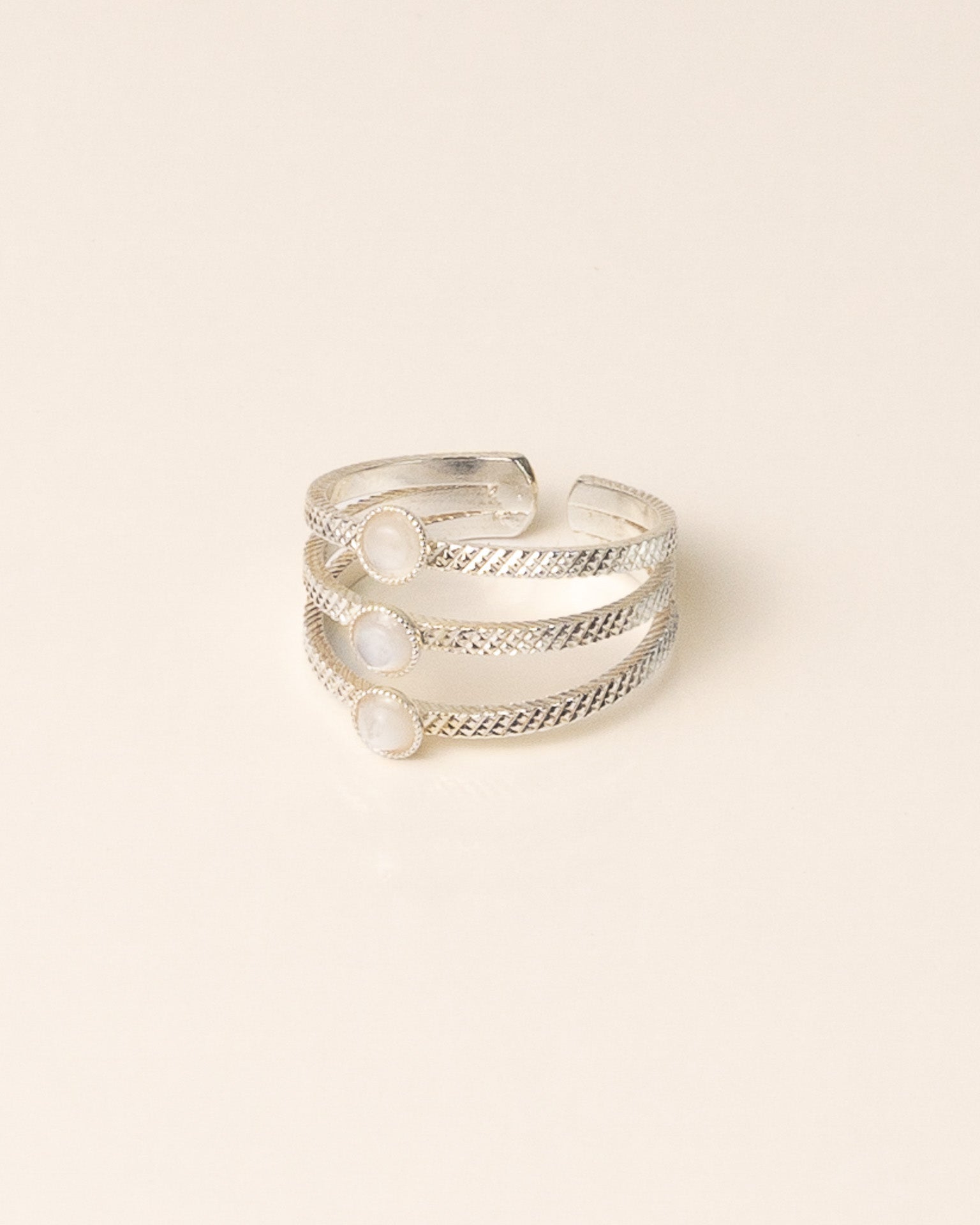 Bague pour femme plaqué argent ajustable triple anneaux texturés serti de 3 nacres blanches naturelles
