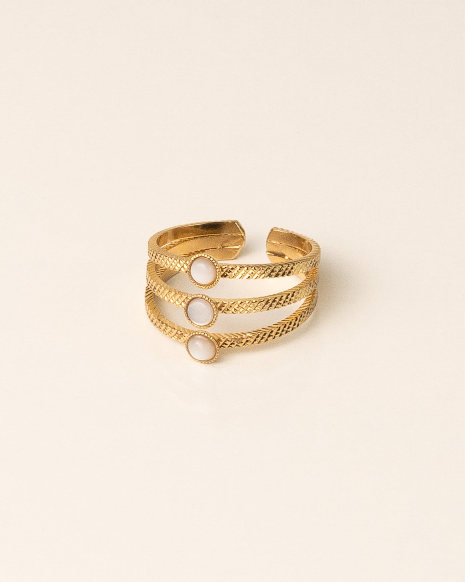 Bague pour femme plaqué or ajustable triple anneaux texturés serti de 3 nacres blanches naturelles