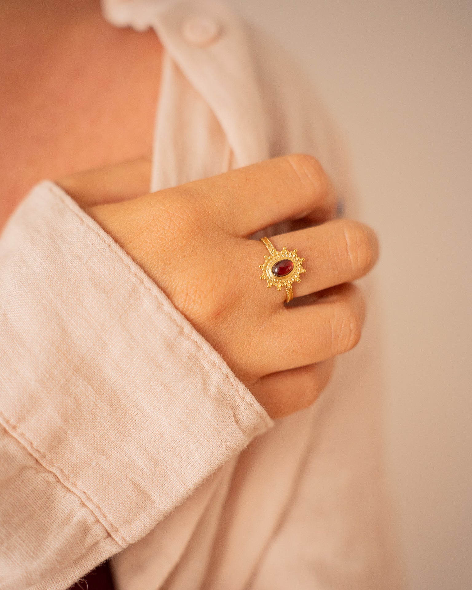 Bague pour femme plaqué or ajustable médaillon soleil et pierre naturelle grenat