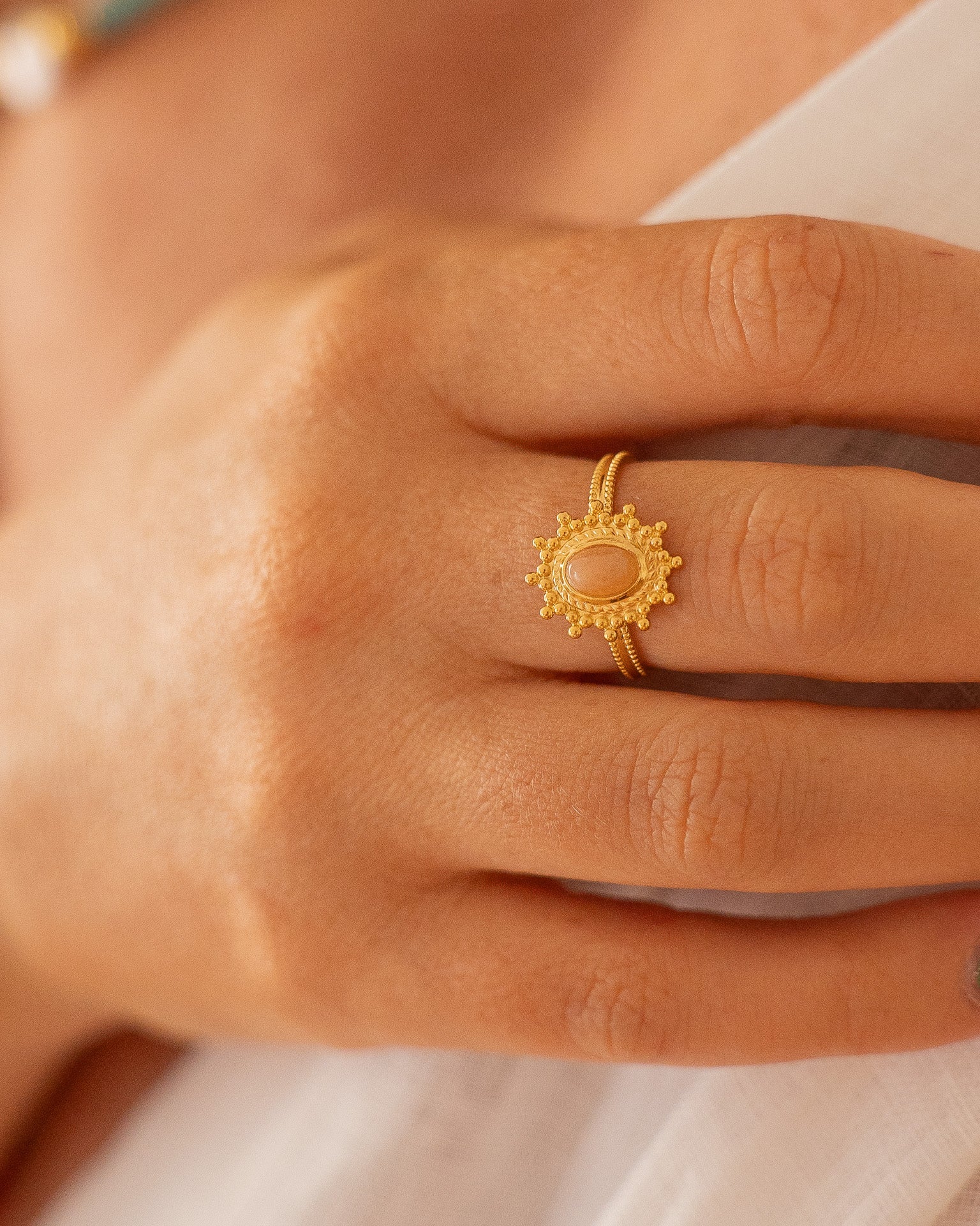 Bague pour femme plaqué or ajustable médaillon soleil et pierre de soleil naturelle