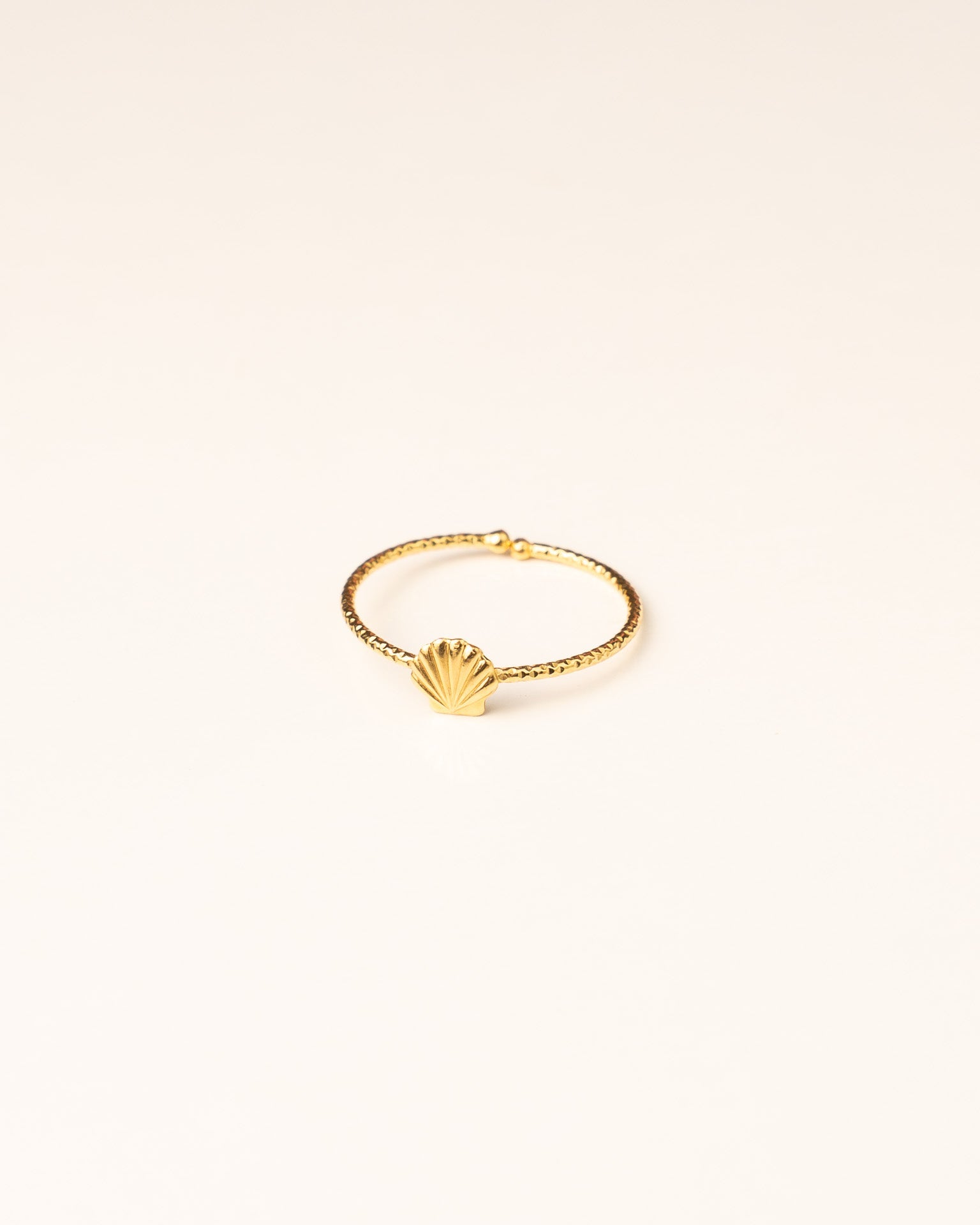 Bague pour femme plaqué or ajustable anneau texturé et mini coquillage