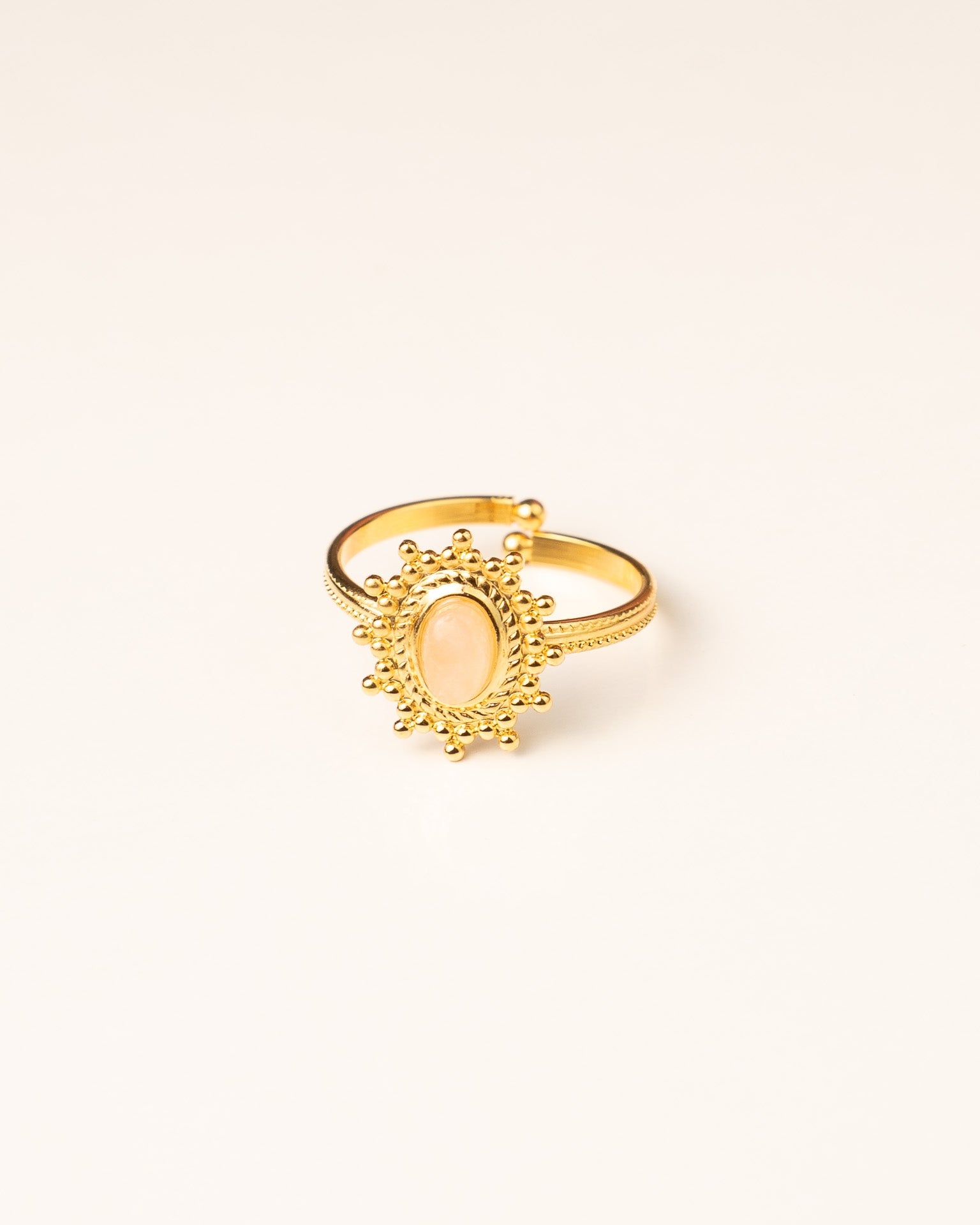 Bague pour femme plaqué or ajustable médaillon soleil et pierre naturelle quartz rose