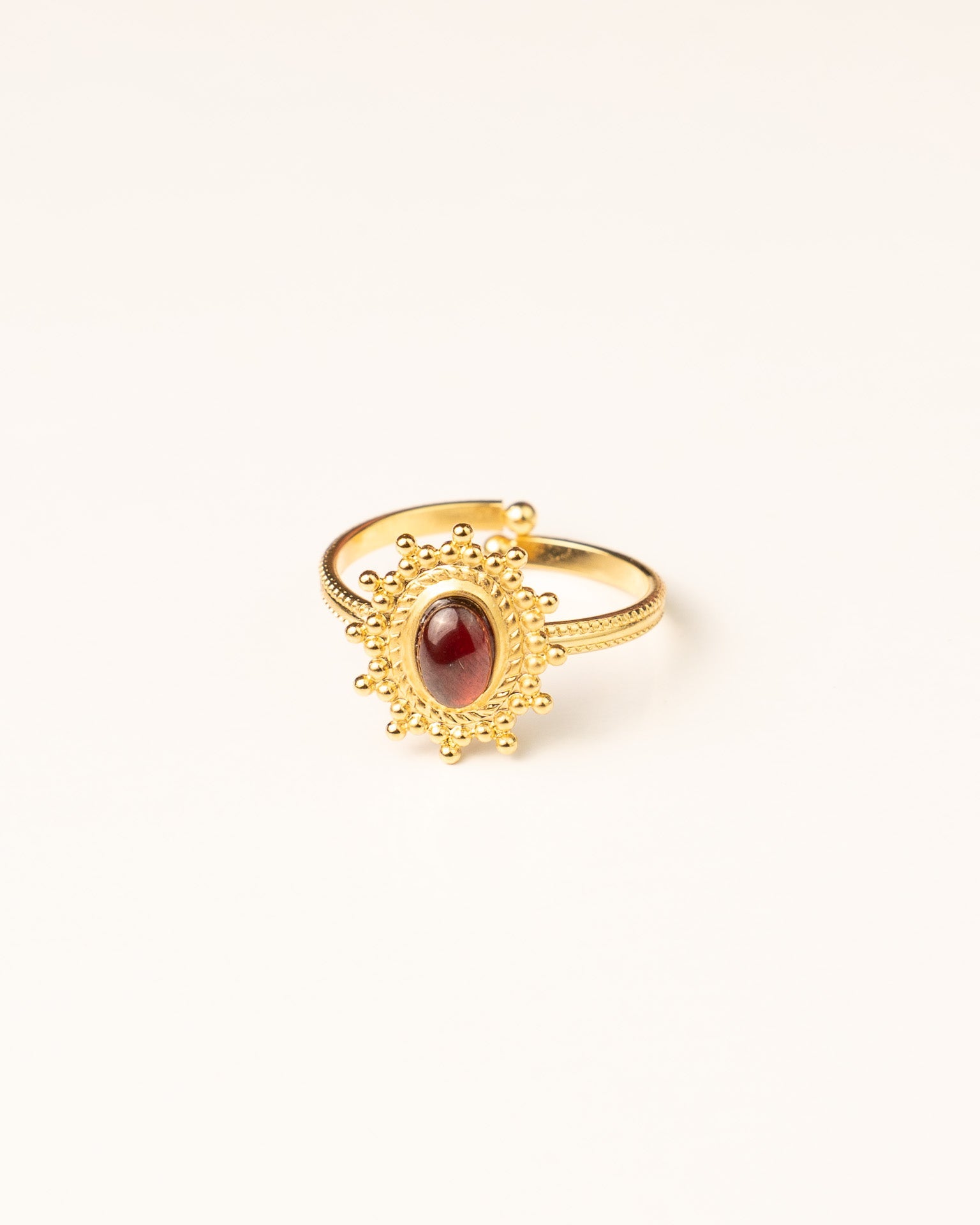 Bague pour femme plaqué or ajustable médaillon soleil et pierre naturelle grenat