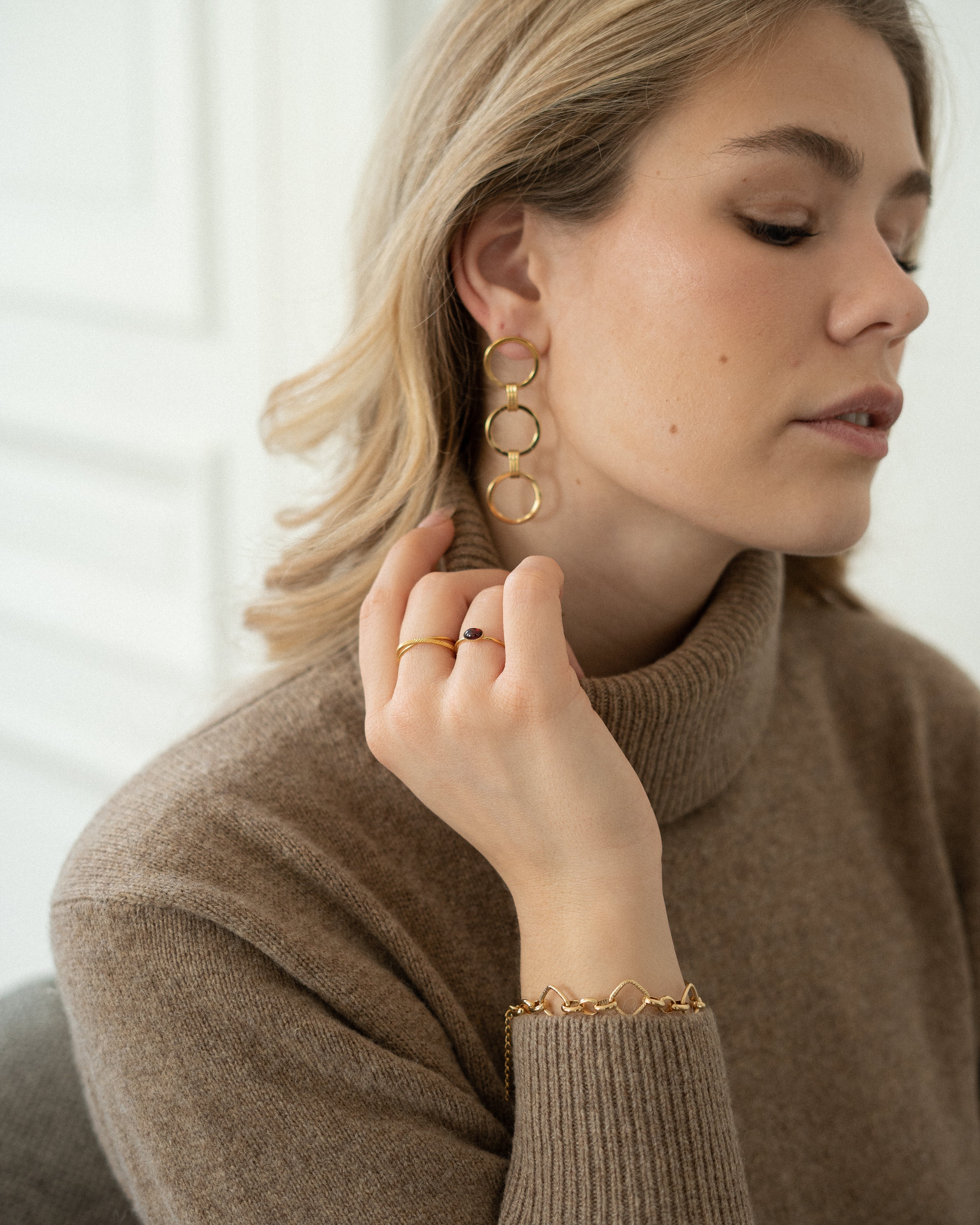 Bague minimaliste pour femme plaqué or ajustable anneau fin et pierre naturelle grenat