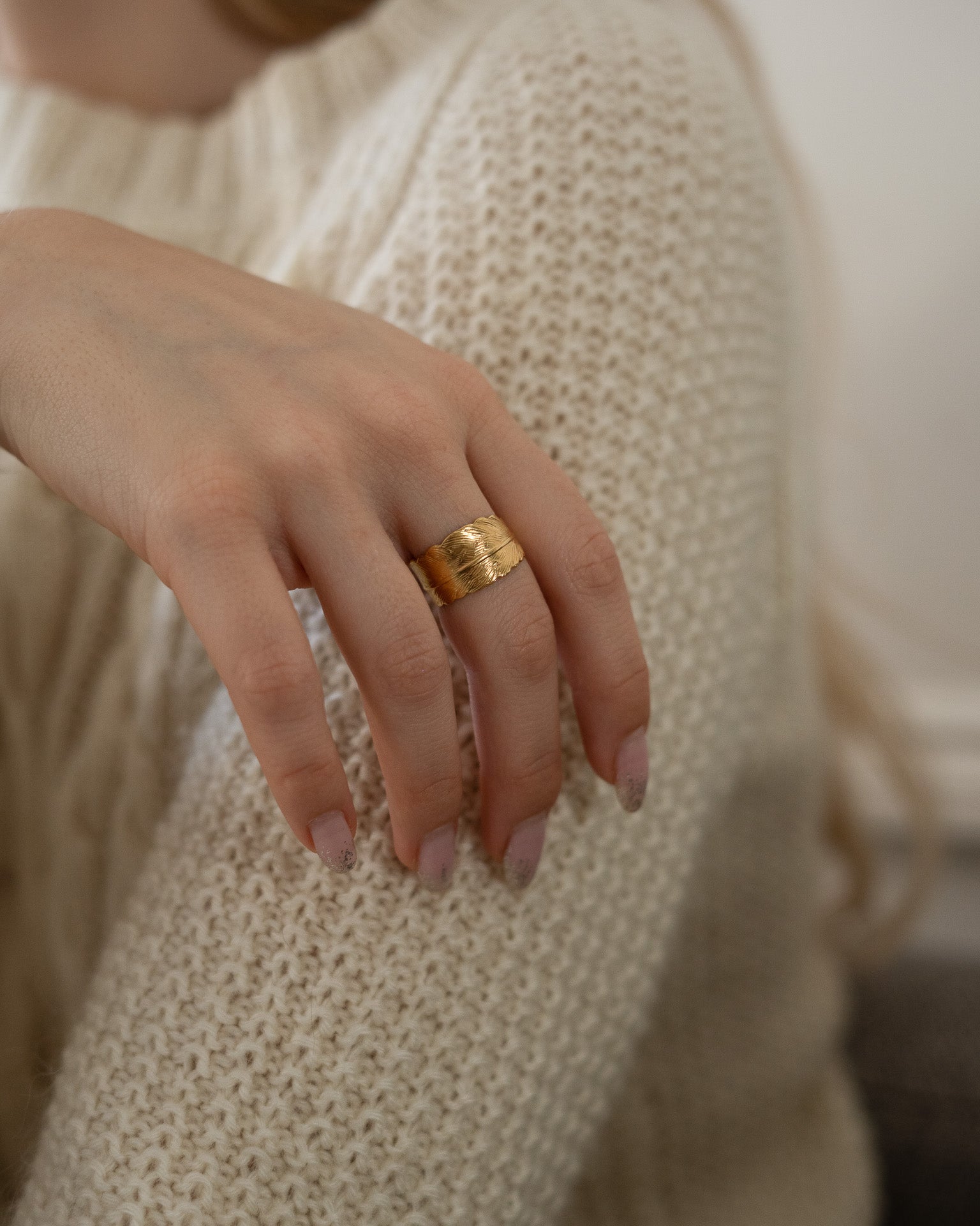 Bague large pour femme plaqué or ajustable en forme de plume