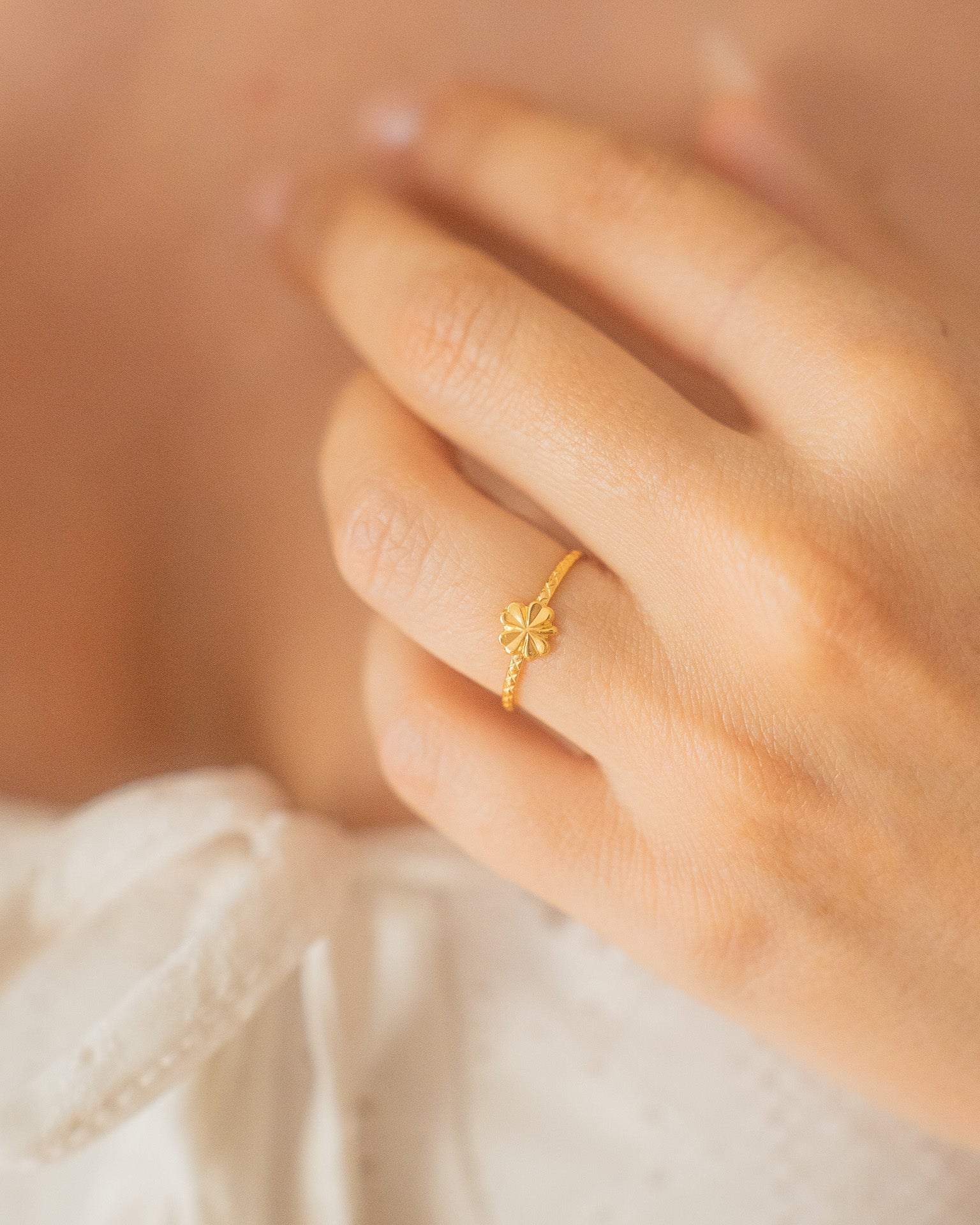 Bague pour femme plaqué or ajustable anneau texturé et médaile en forme de trèfle