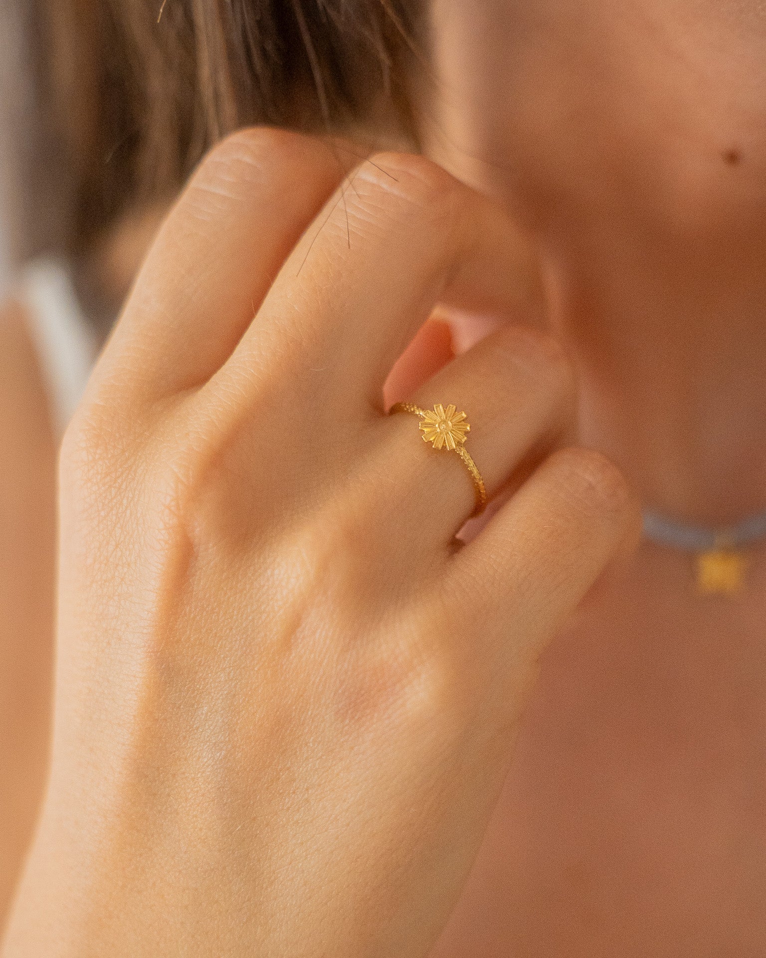 Bague minimaliste pour femme plaqué or ajustable anneau texturé et médaille en forme de fleur