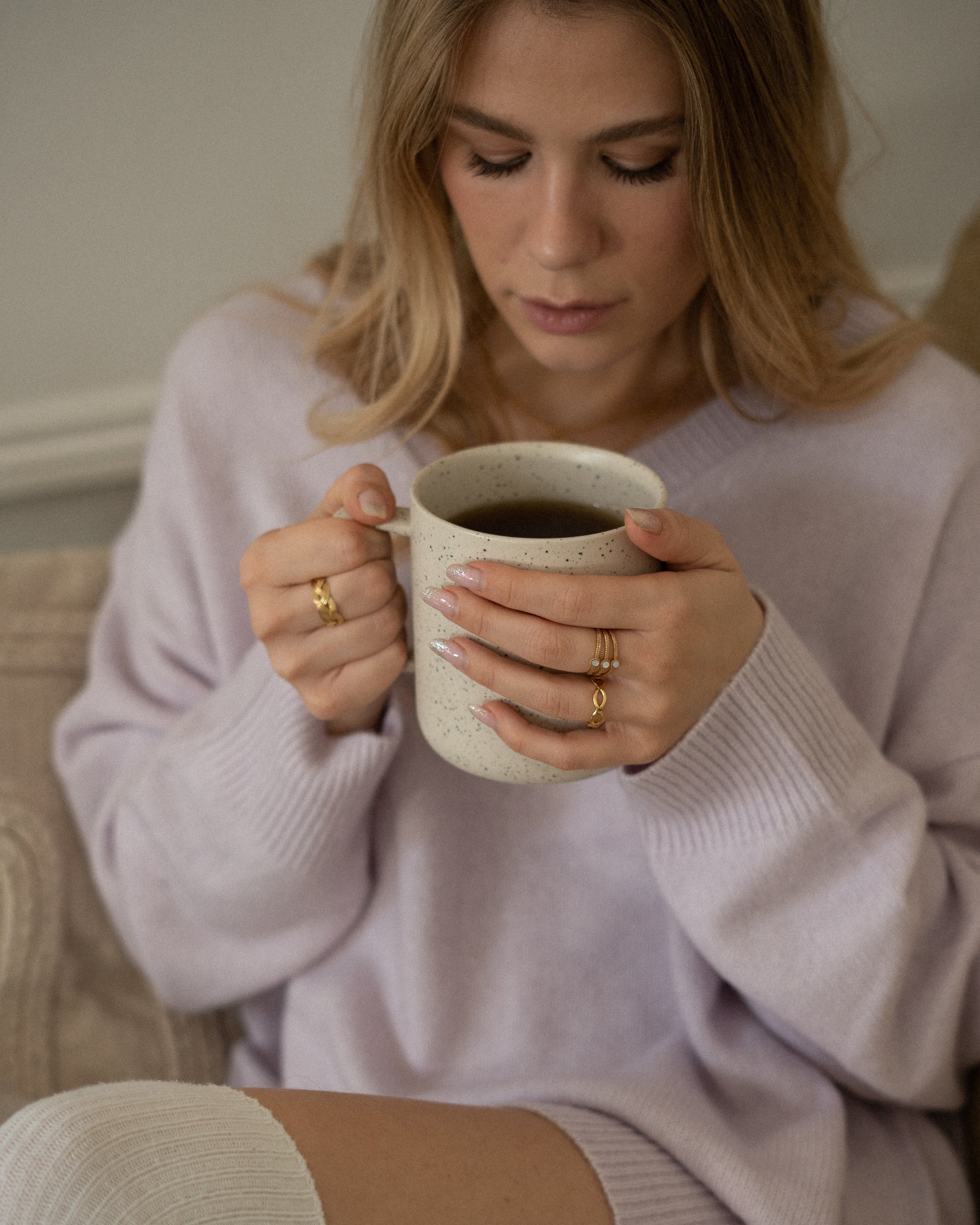 Bague pour femme plaqué or ajustable triple anneaux texturés serti de 3 nacres blanches naturelles