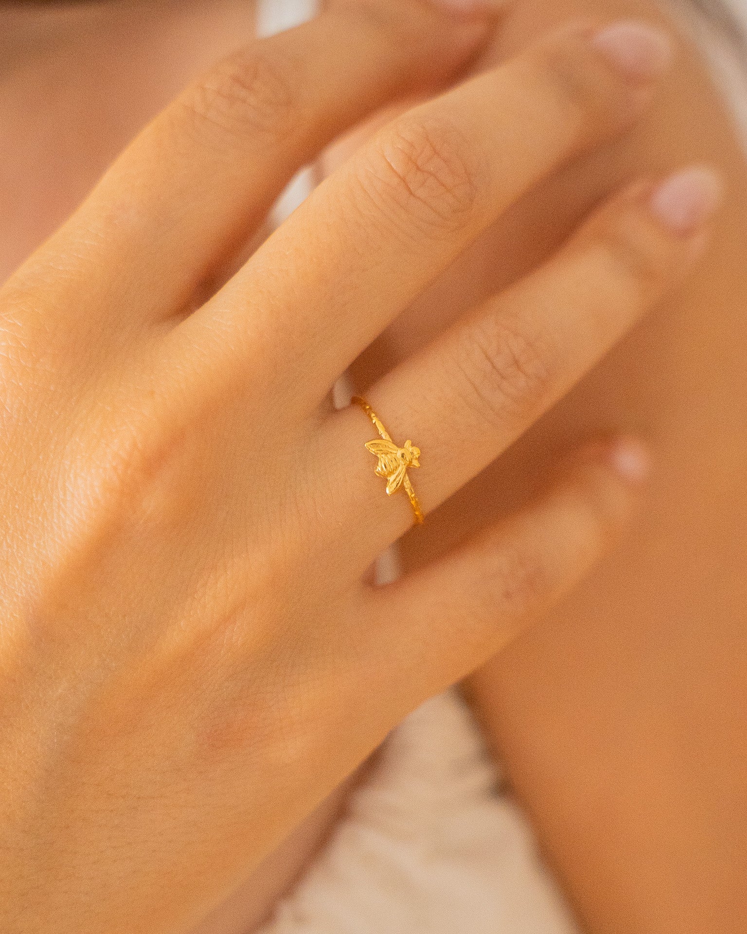 Bague pour femme plaqué or ajustable anneau texturé et médaille en forme d'abeille