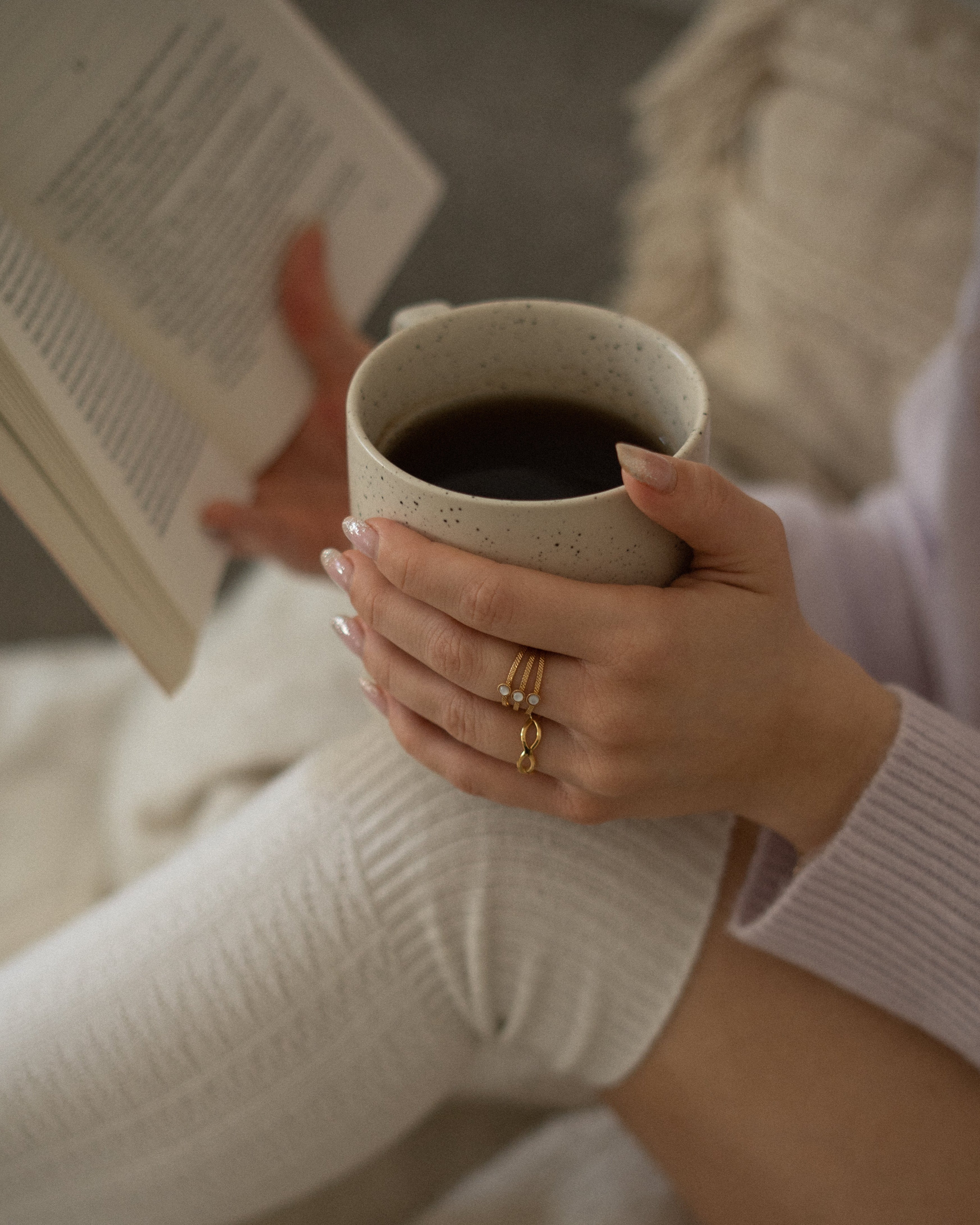 Bague pour femme plaqué or ajustable triple anneaux texturés serti de 3 nacres blanches naturelles