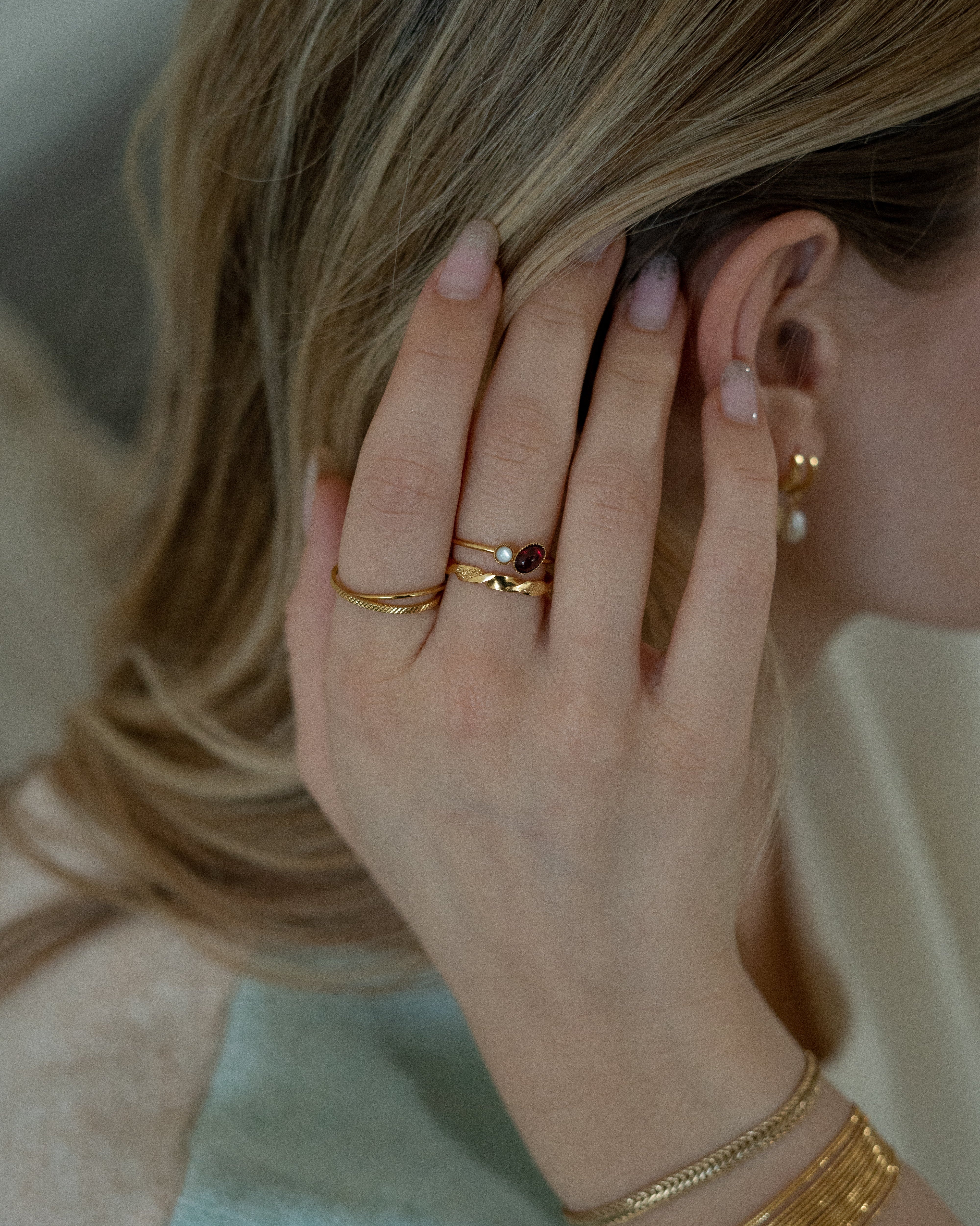 Bague minimaliste pour femme plaqué or ajustable anneau fin et pierres naturelles nacre et grenat