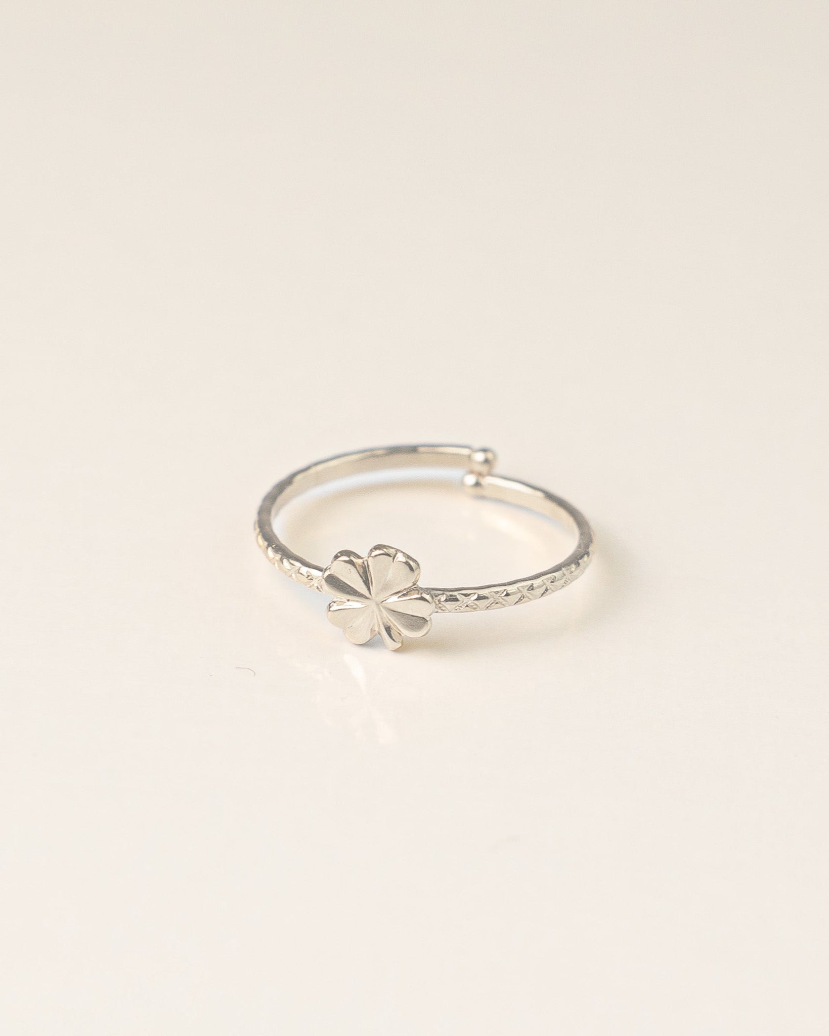 Bague pour femme plaqué argent ajustable anneau texturé et médaile en forme de trèfle