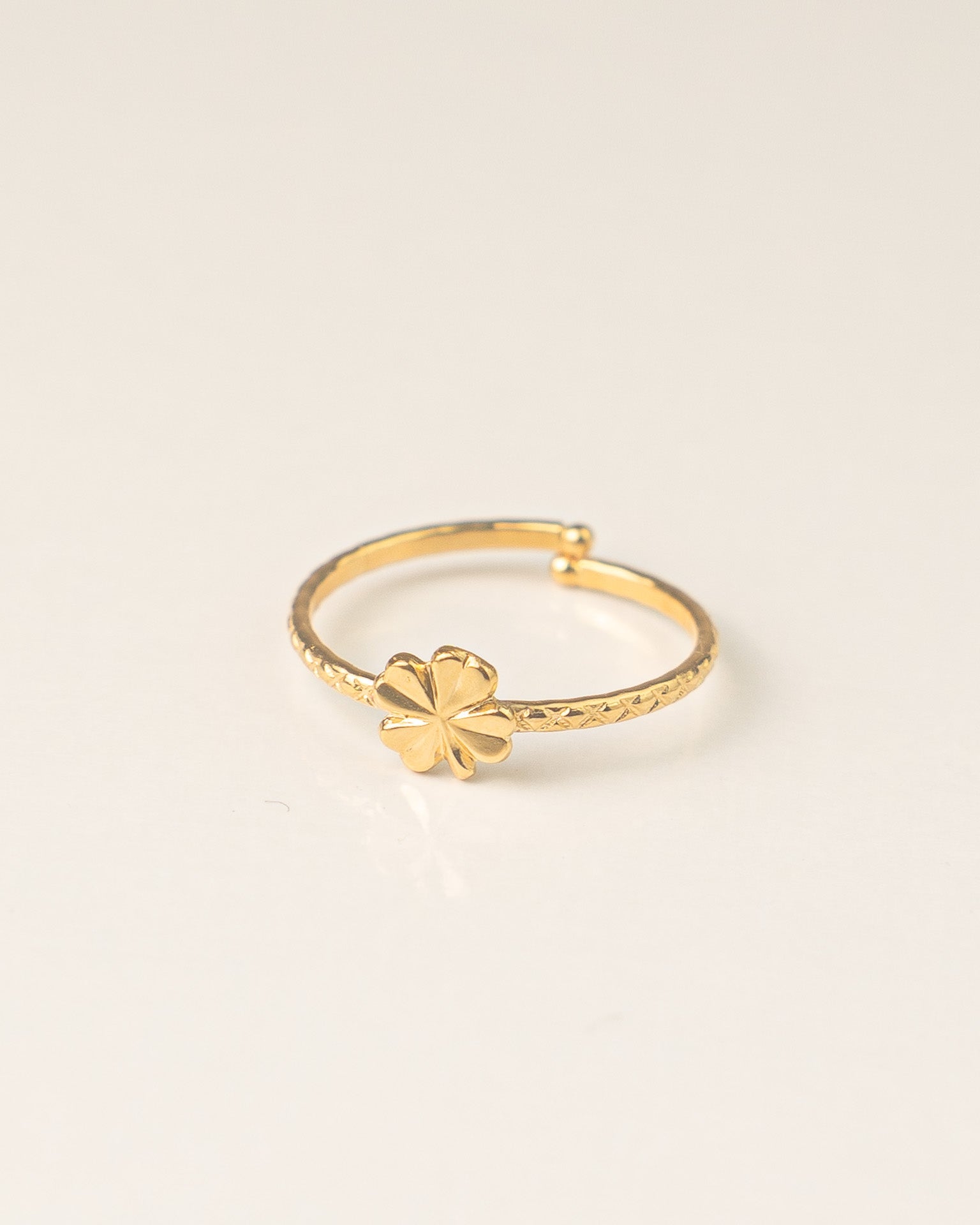 Bague pour femme plaqué or ajustable anneau texturé et médaile en forme de trèfle