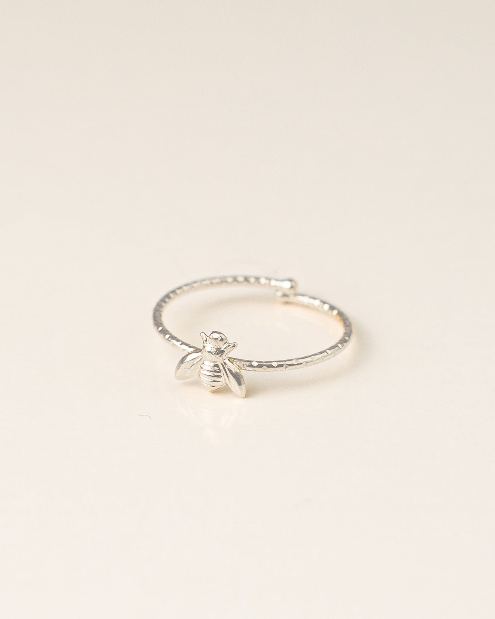 Bague pour femme plaqué or ajustable anneau texturé et médaille en forme d'abeille