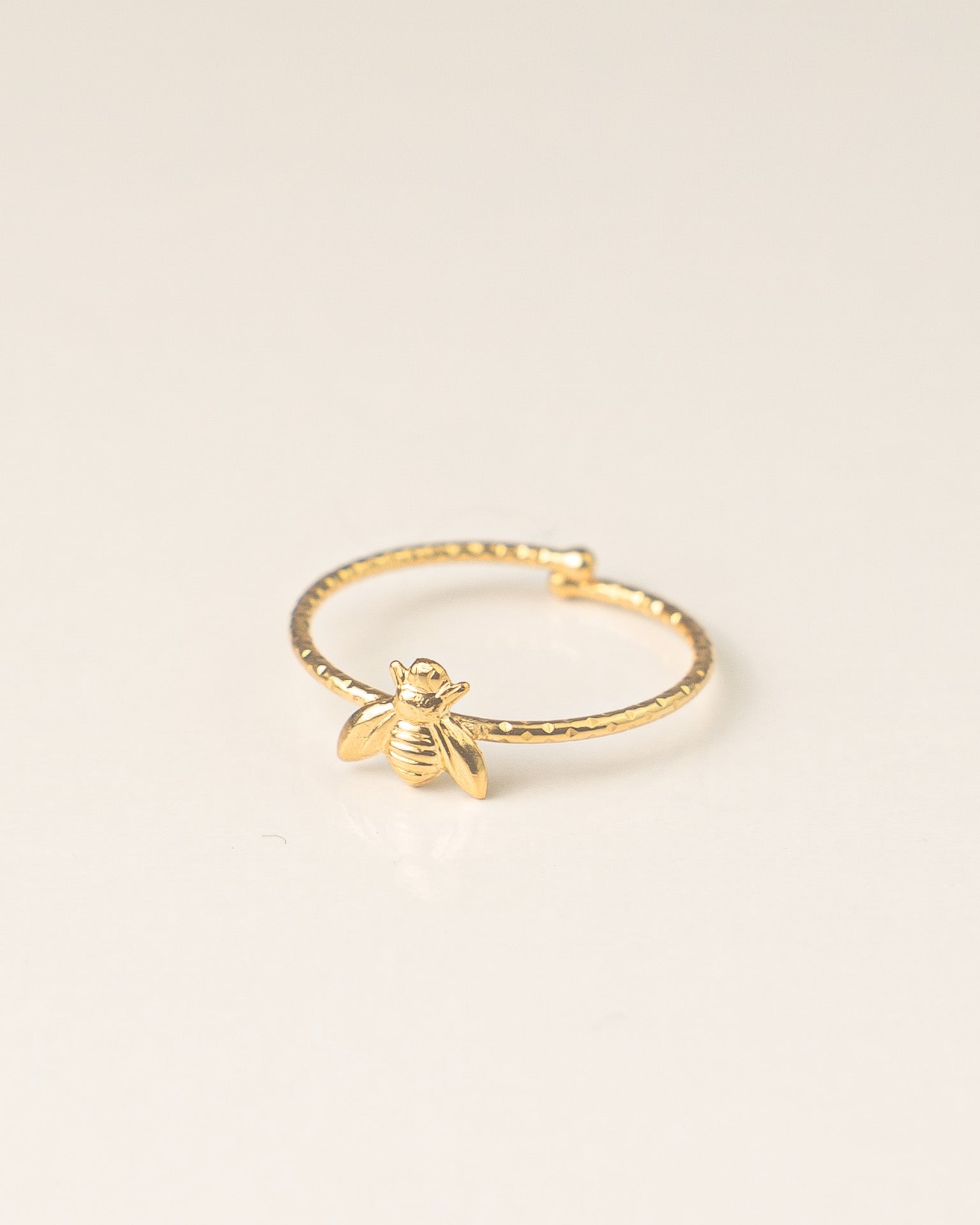 Bague pour femme plaqué or ajustable anneau texturé et médaille en forme d'abeille