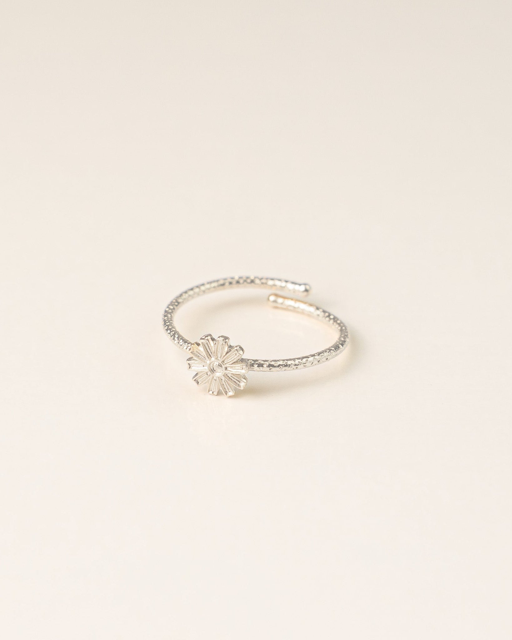 Bague minimaliste pour femme plaqué argent ajustable anneau texturé et médaille en forme de fleur