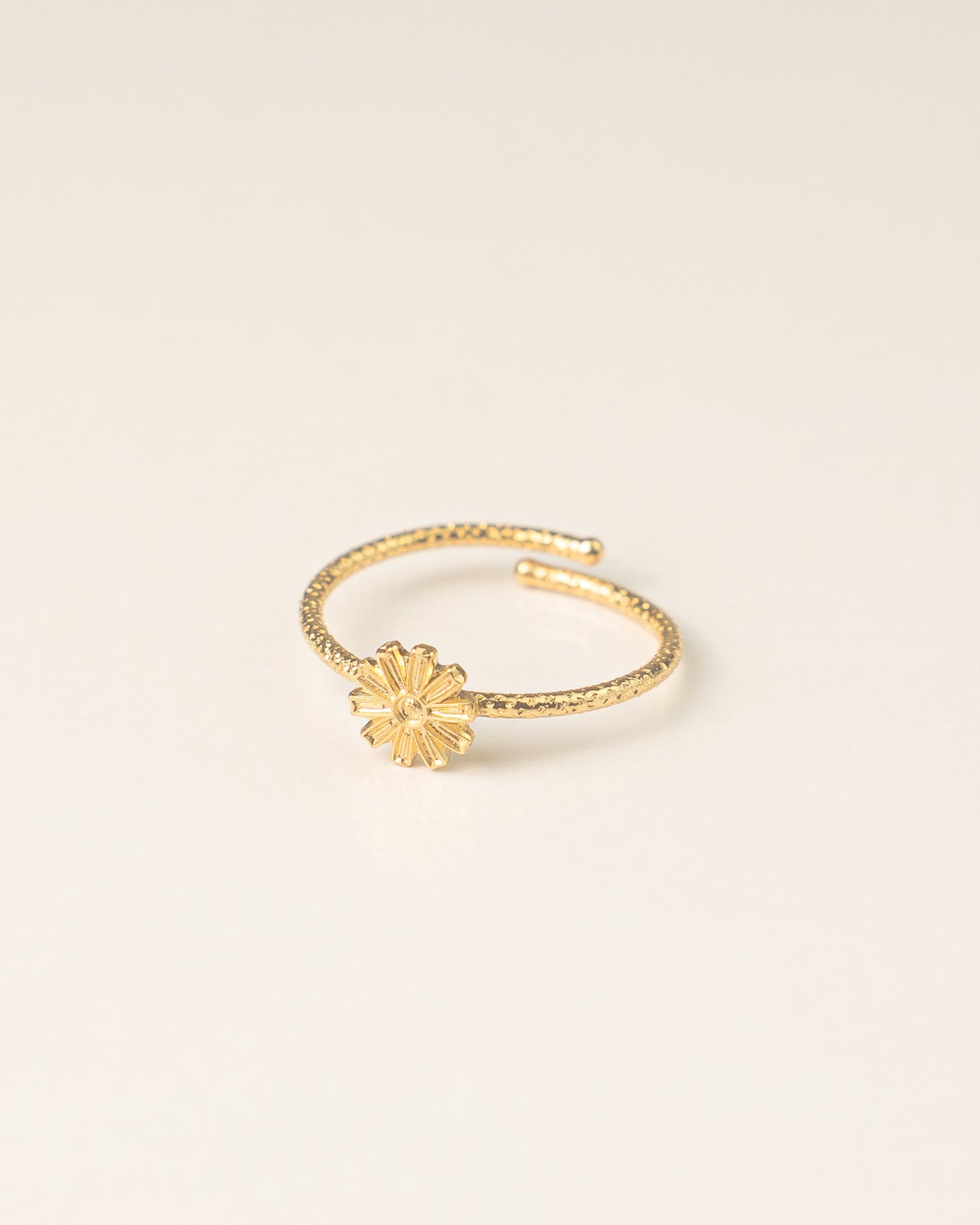 Bague minimaliste pour femme plaqué or ajustable anneau texturé et médaille en forme de fleur