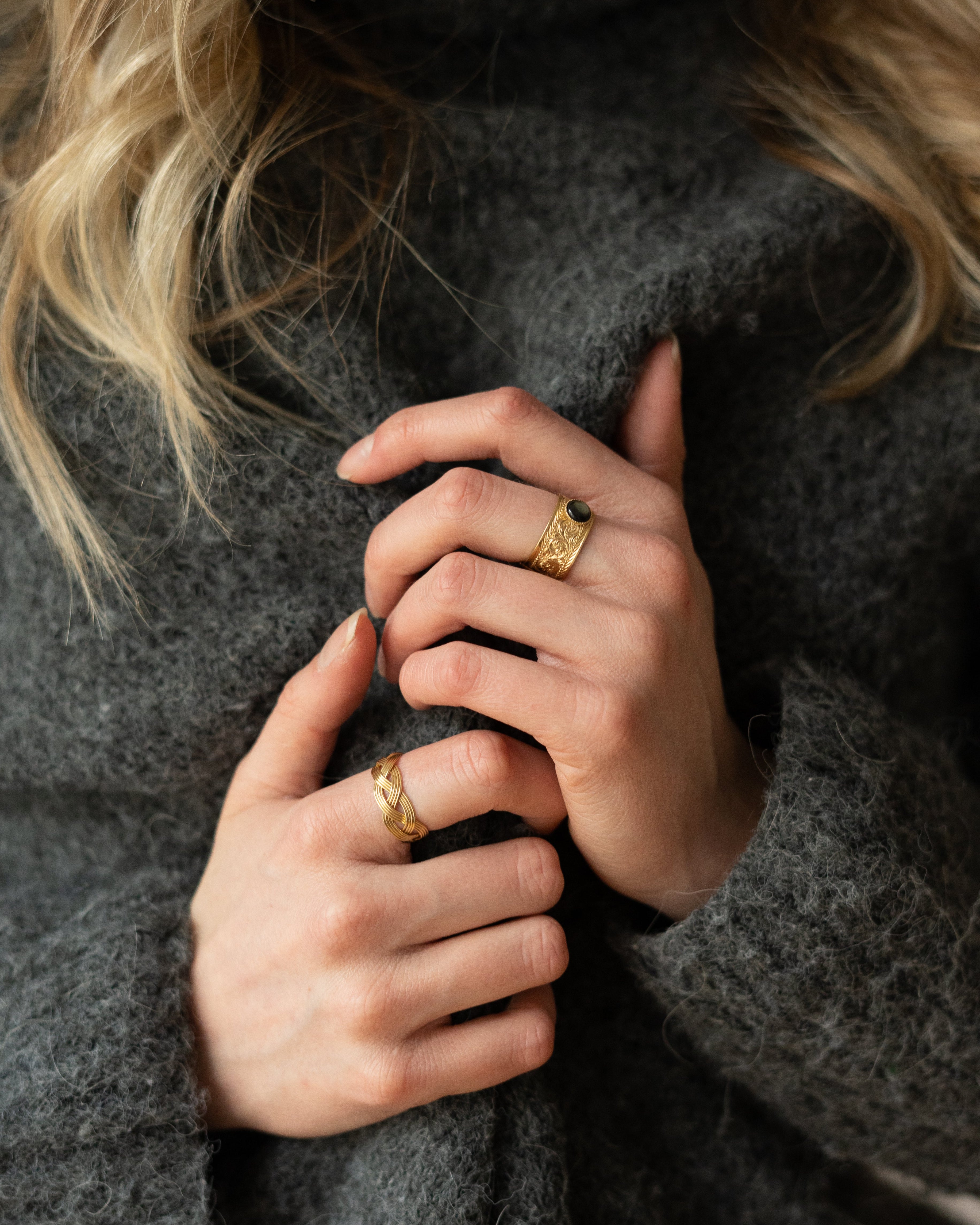 Bague large pour femme plaqué or ajustable travaillée et pierre naturelle nacre grise