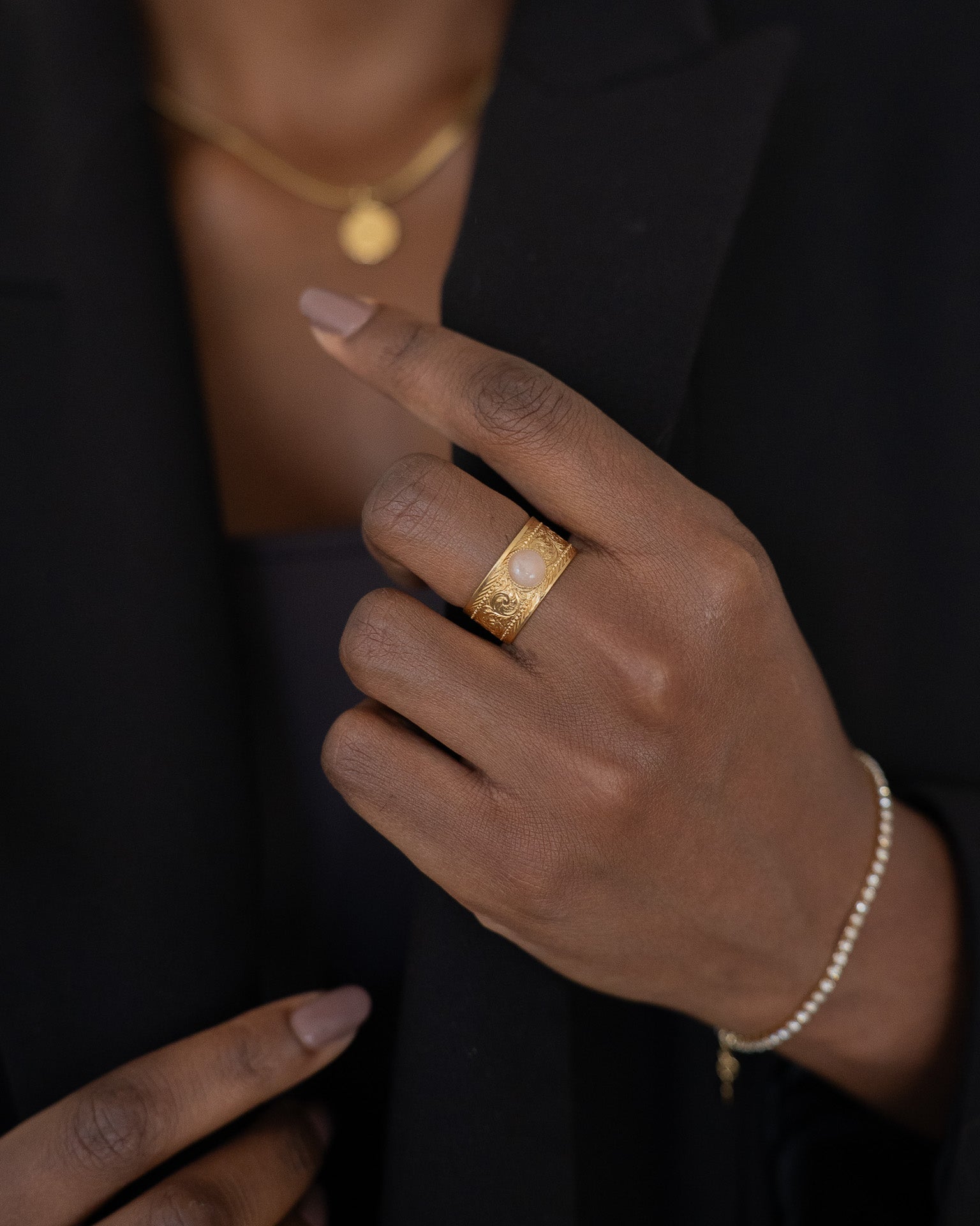 Bague large pour femme plaqué or ajustable travaillée et pierre naturelle quartz rose