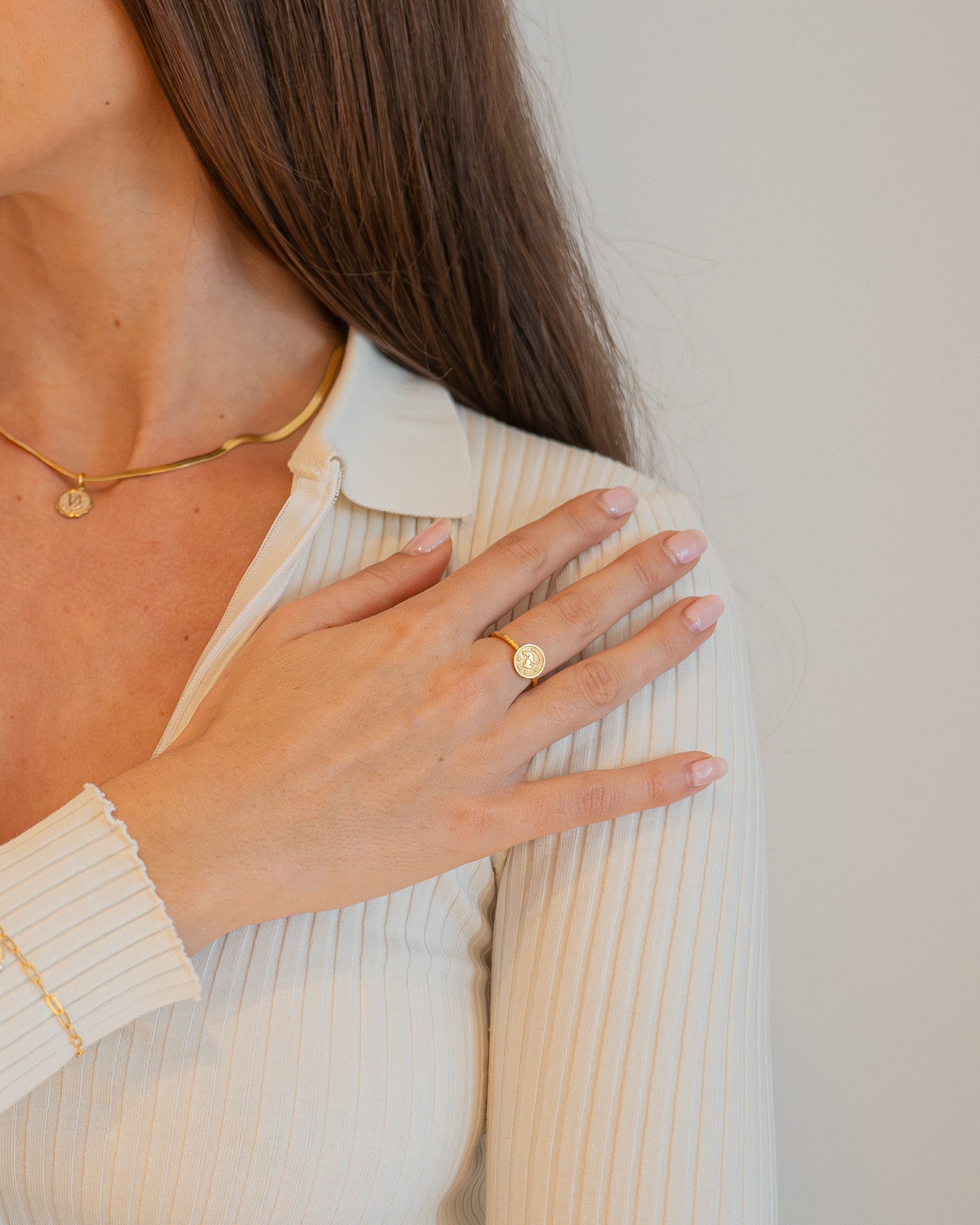 Bague pour femme plaqué or ajustable médaillon signe astrologique capricorne