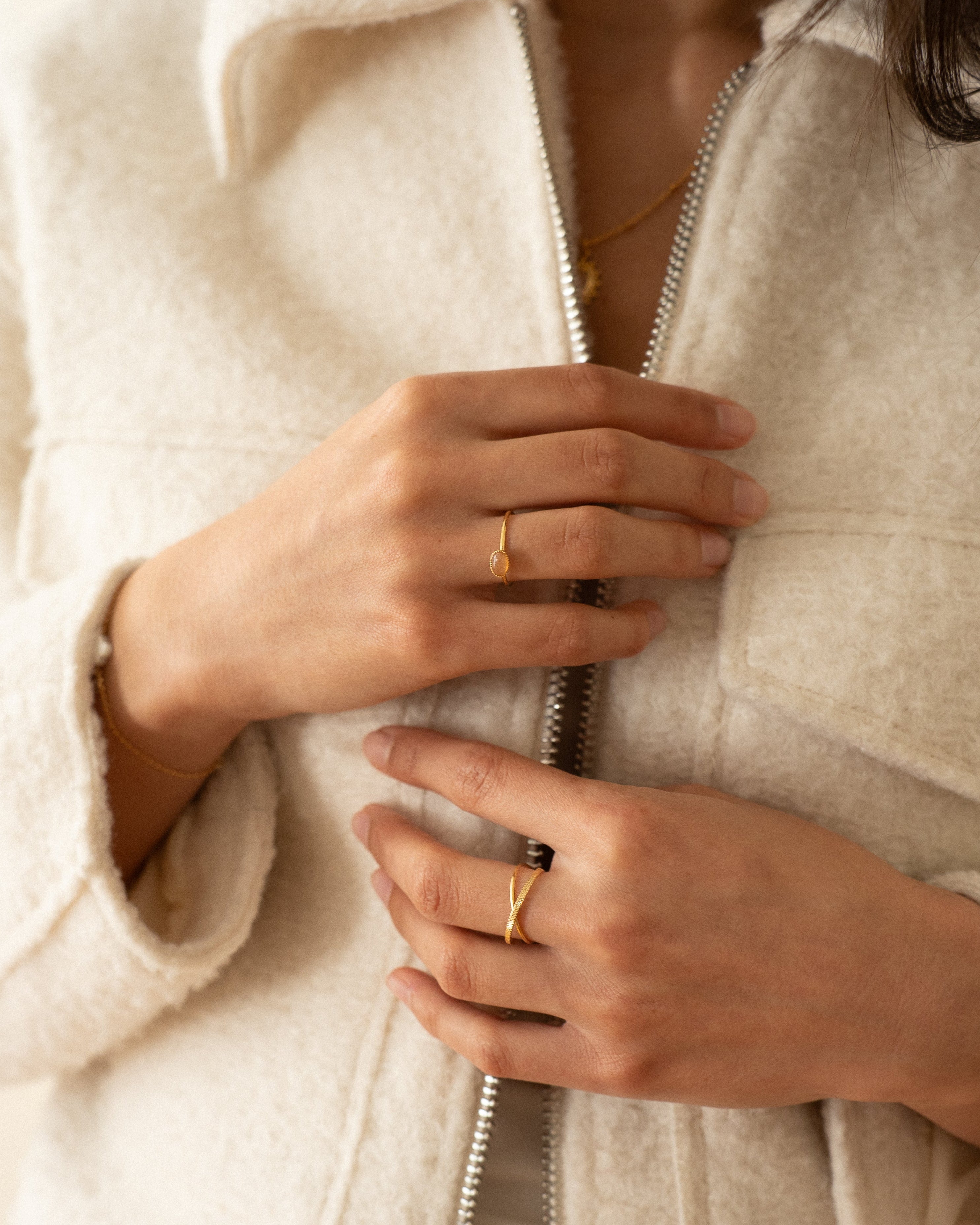 Bague minimaliste pour femme plaqué or ajustable anneau fin et pierre de soleil naturelle