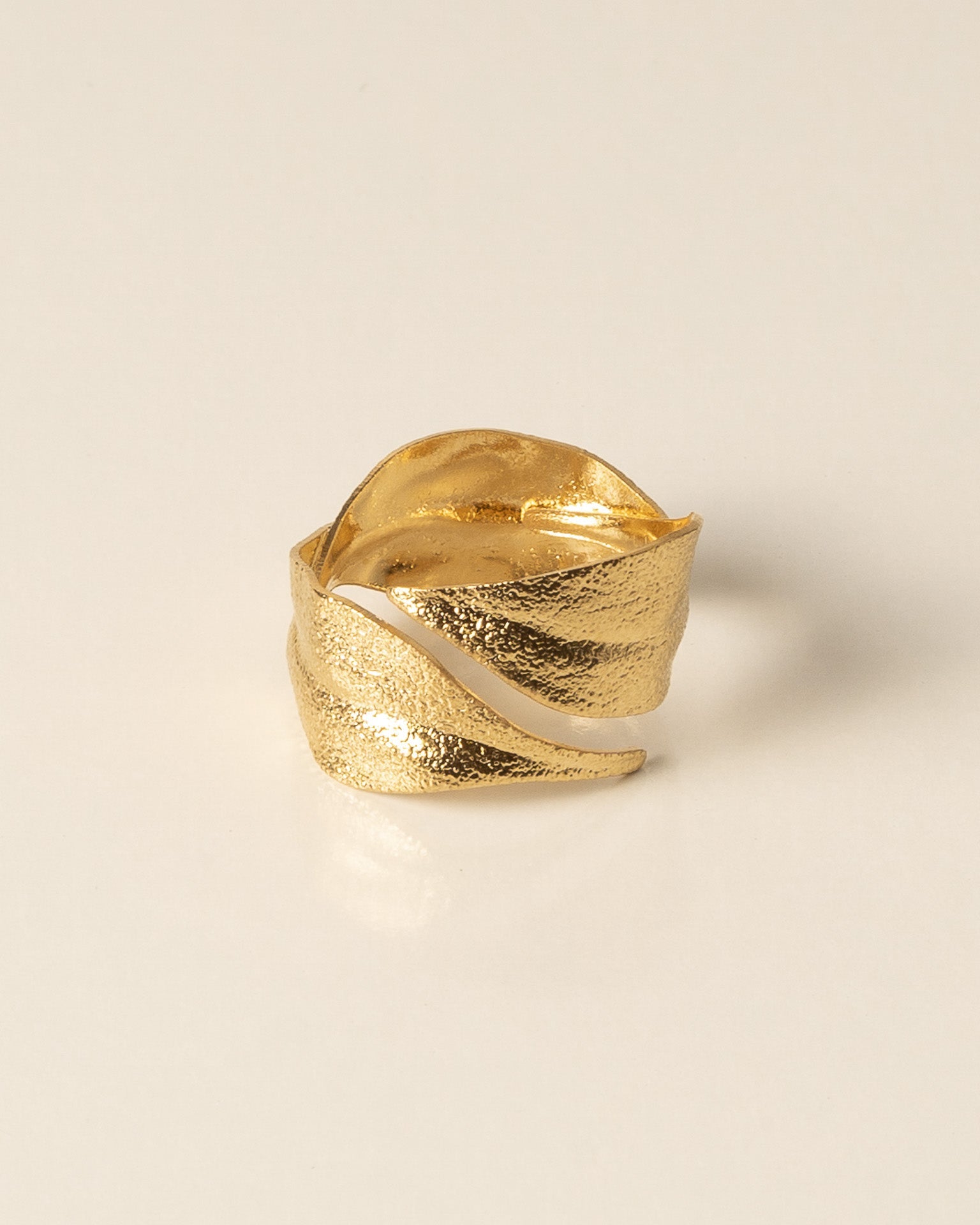 Bague large pour femme plaqué or ajustable en forme de feuilles