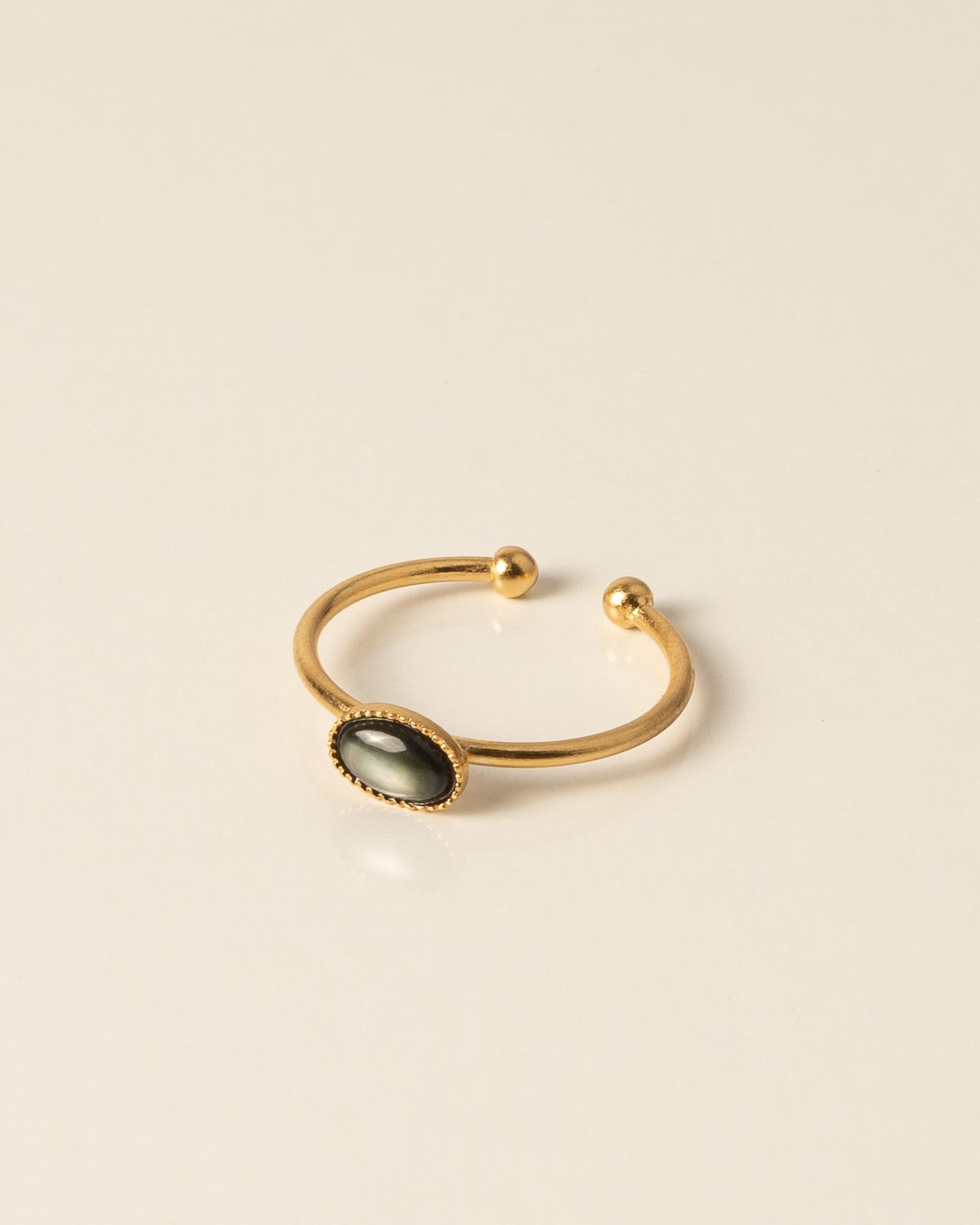 Bague minimaliste pour femme plaqué or ajustable anneau fin et pierre naturelle nacre grise