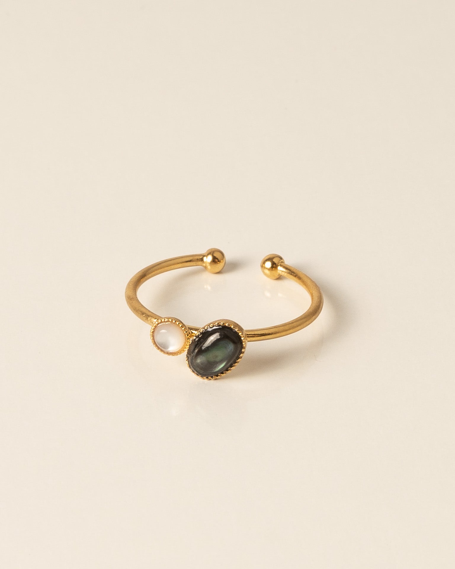 Bague minimaliste pour femme plaqué or ajustable anneau fin et pierres naturelles nacre et nacre grise