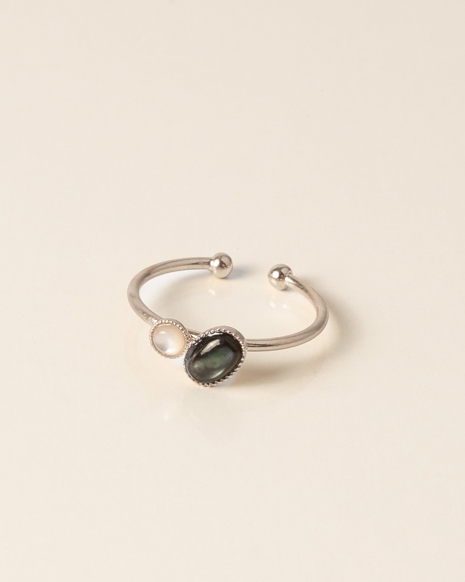 Bague minimaliste pour femme plaqué argent ajustable anneau fin et pierres naturelles nacre et nacre grise