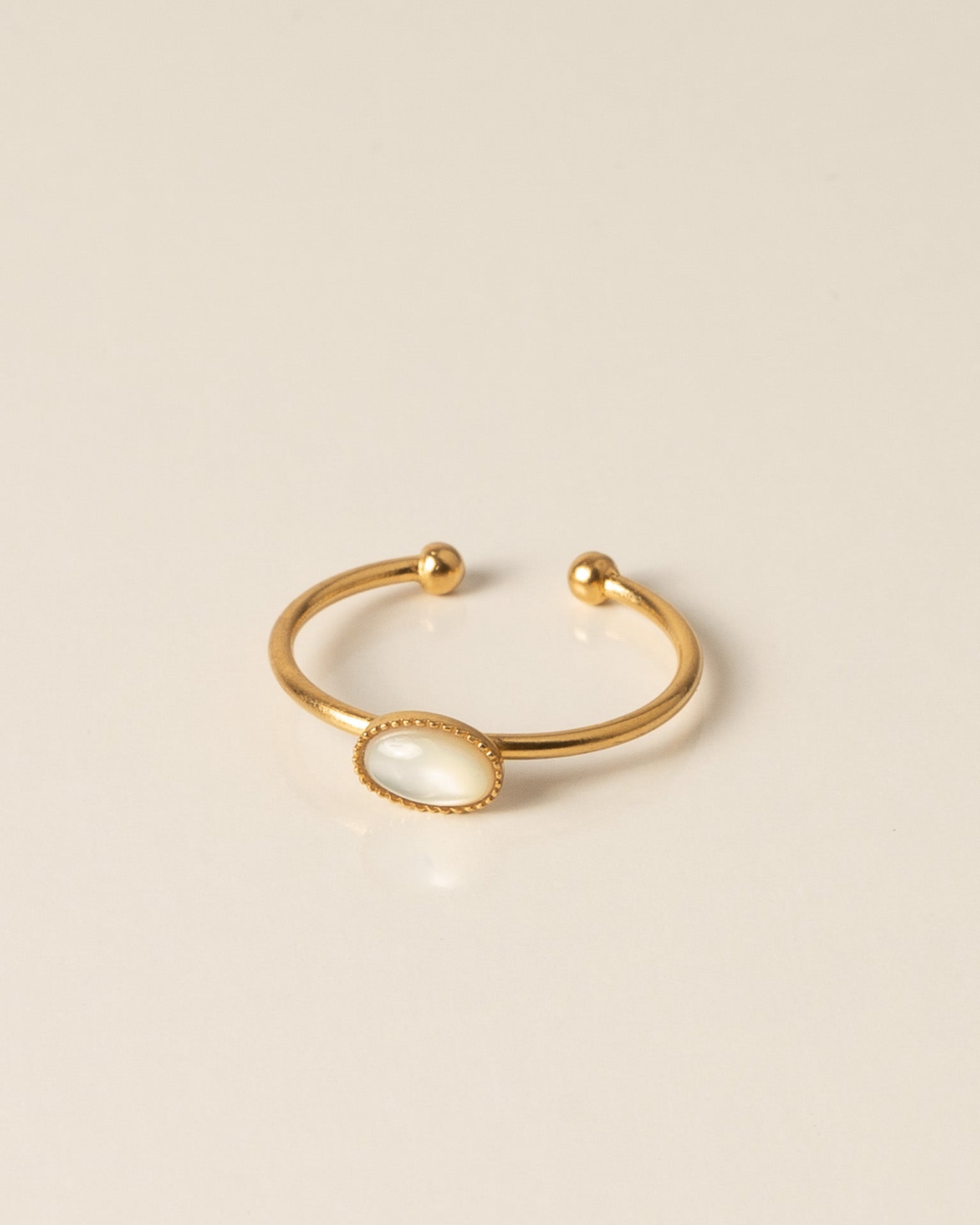 Bague minimaliste pour femme plaqué or ajustable anneau fin et pierre naturelle nacre