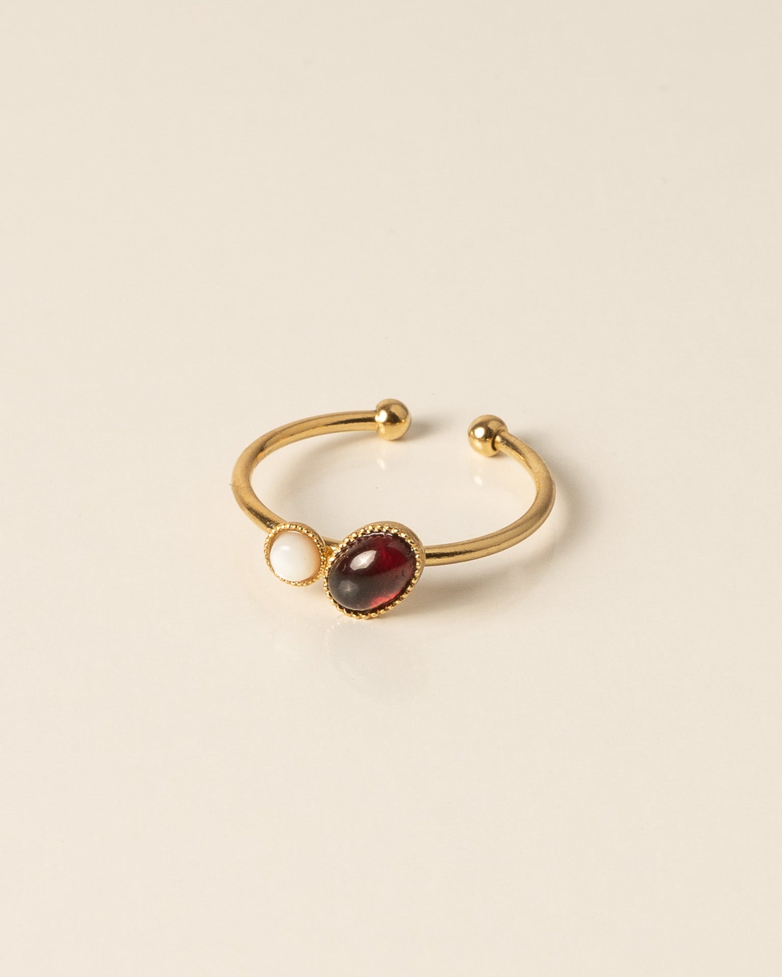 Bague minimaliste pour femme plaqué or ajustable anneau fin et pierres naturelles nacre et grenat