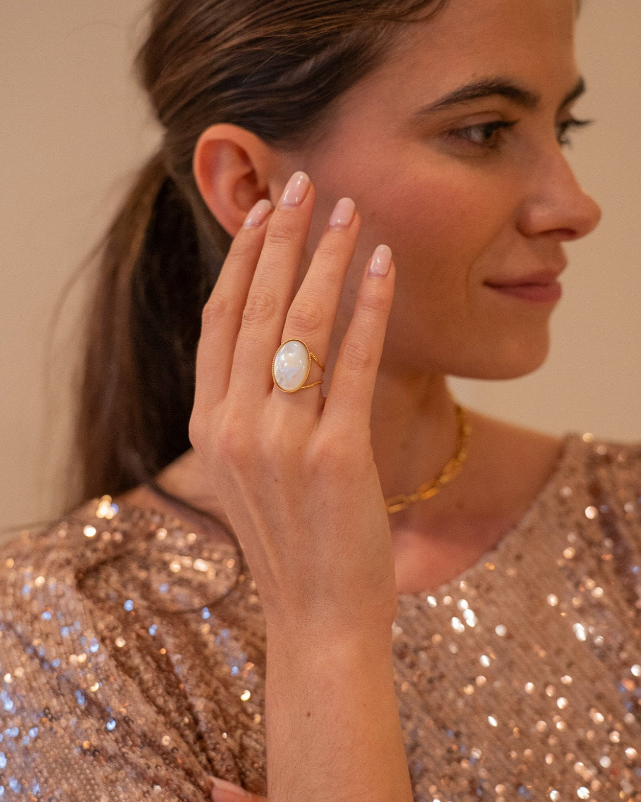 Bague pour femme plaqué or ajustable double anneau texturé et grande nacre blanche ovale