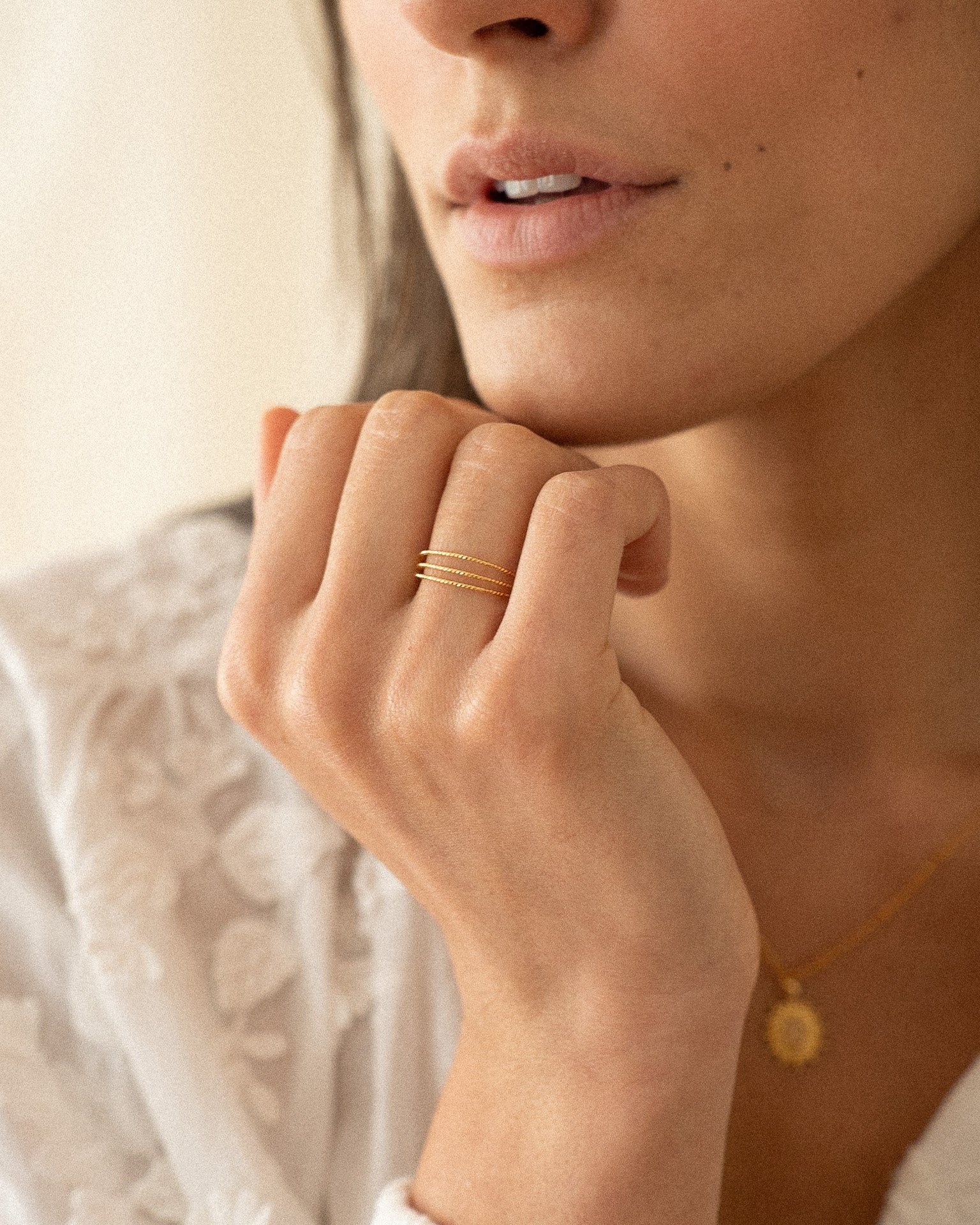 Bague pour femme plaqué or ajustable et texturée triple anneaux