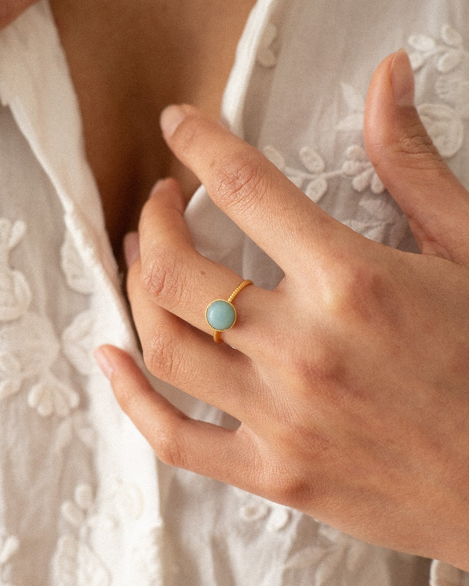 Bague pour femme plaqué or ajustable anneau texturé et pierre naturelle amazonite