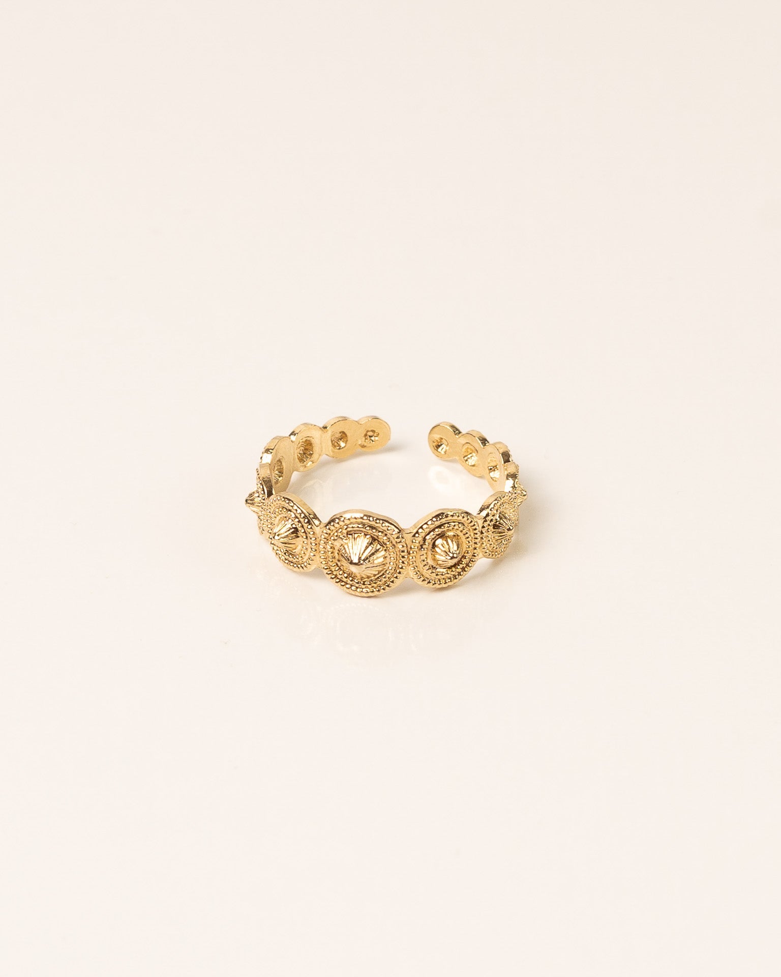 Bague pour femme plaqué or ajustable et texturée en forme de multiples médailles reliées
