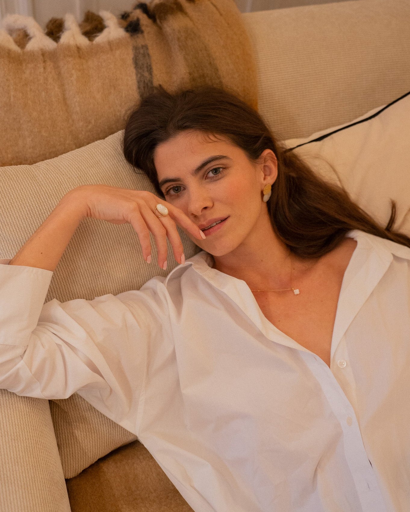 Bague pour femme plaqué or ajustable double anneau texturé et grande nacre blanche ovale