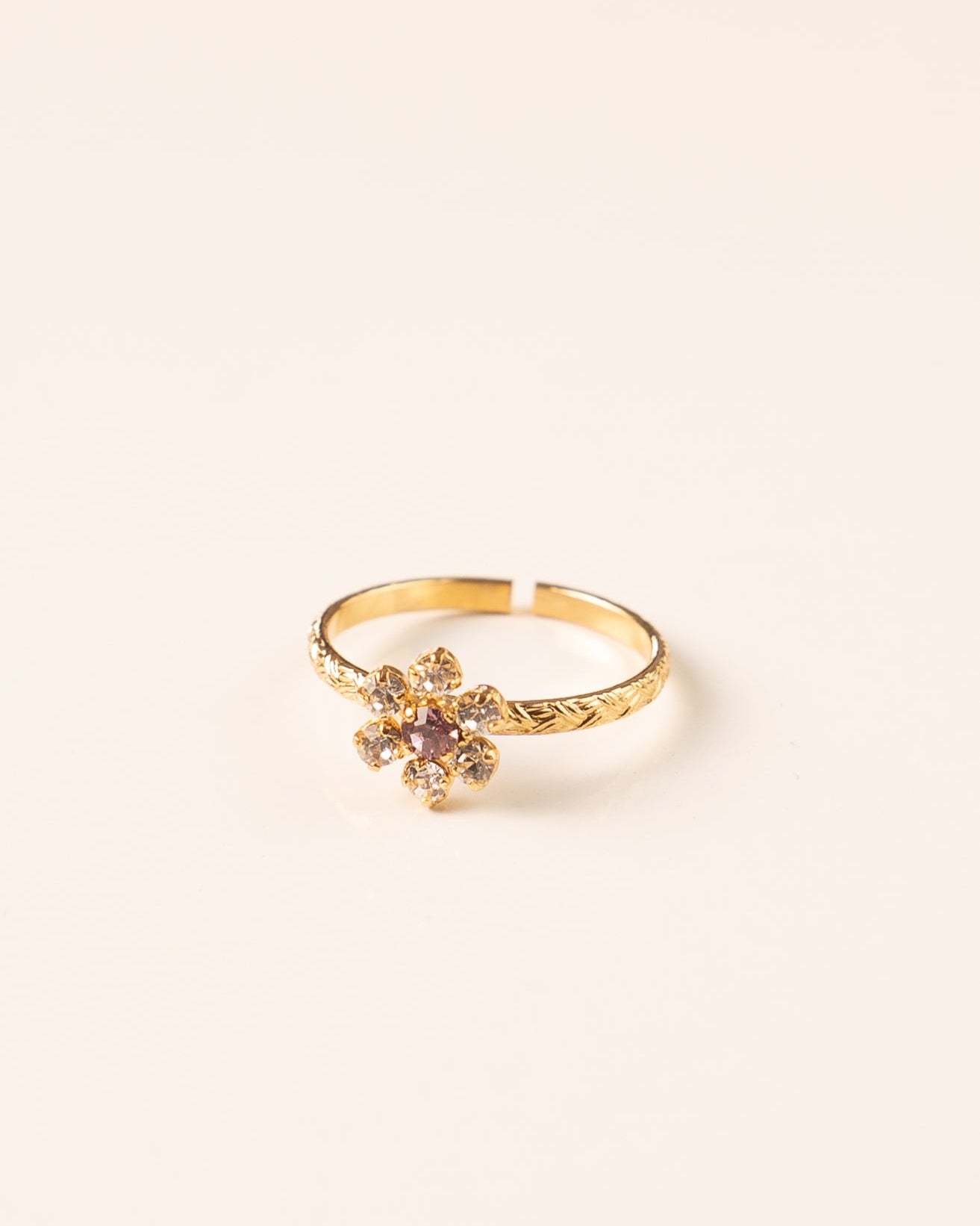 Bague pour femme plaqué or ajustable anneau texturé et fleur sertie de cristaux/strass blancs et lilas