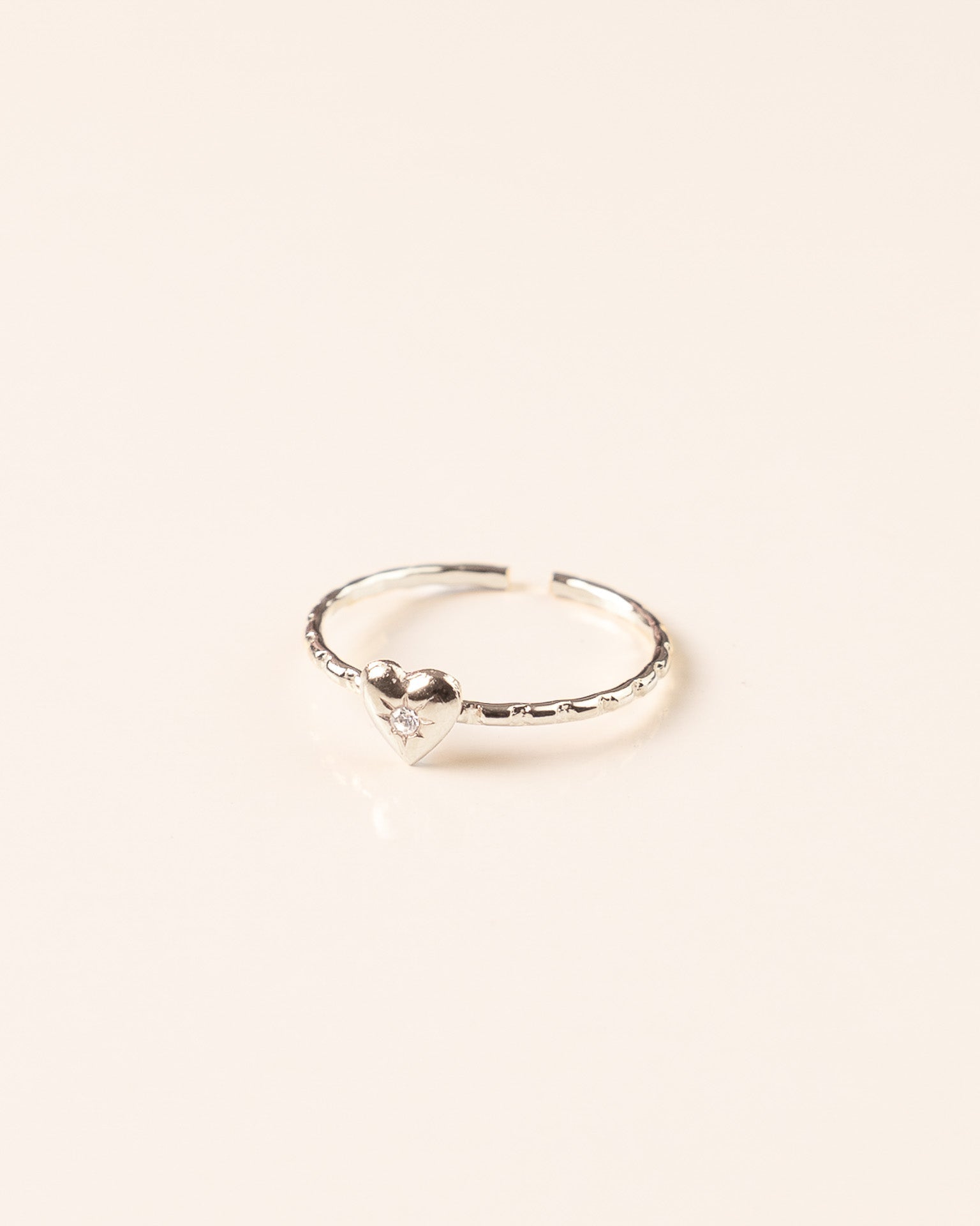 Bague pour femme plaqué or ajustable texturée et coeur serti d'un cristal/strass blanc