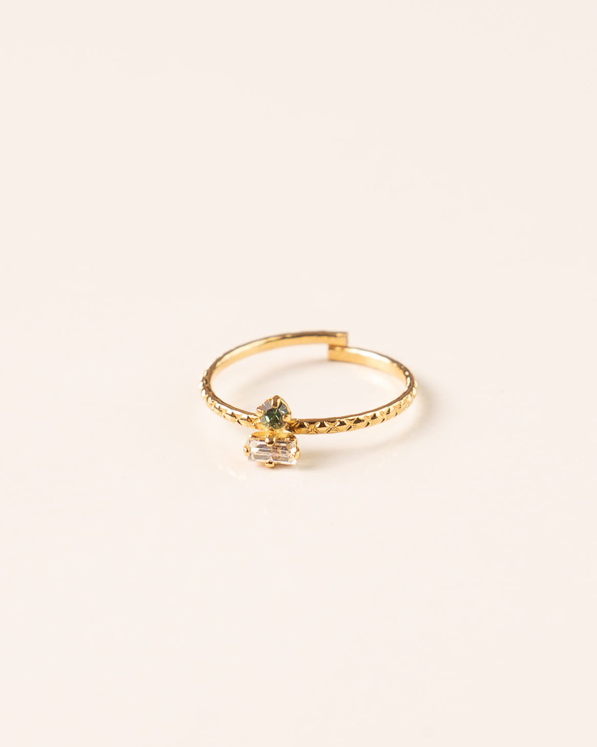 Bague pour femme plaqué or ajustable anneau texturé et serti de cristaux/strass blanc et vert