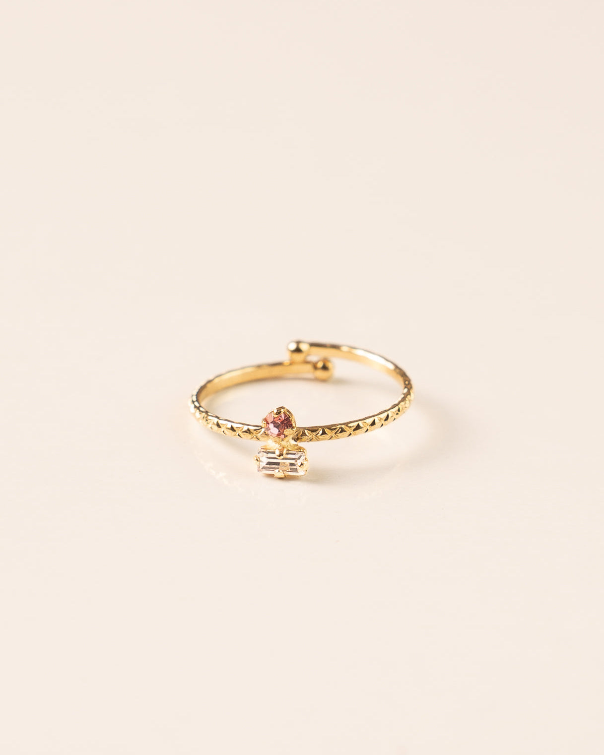 Bague pour femme plaqué or ajustable anneau texturé et serti de cristaux/strass blanc et rose