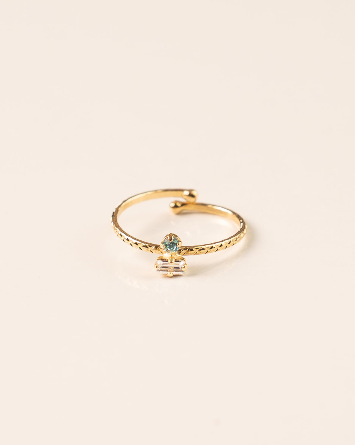 Bague pour femme plaqué or ajustable anneau texturé et serti de cristaux/strass blanc et bleu turquoise